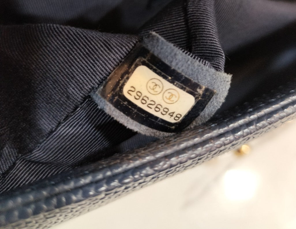 Chanel Boy25 Medium Caviar Navy GHW #29. Size 25x15x9cm