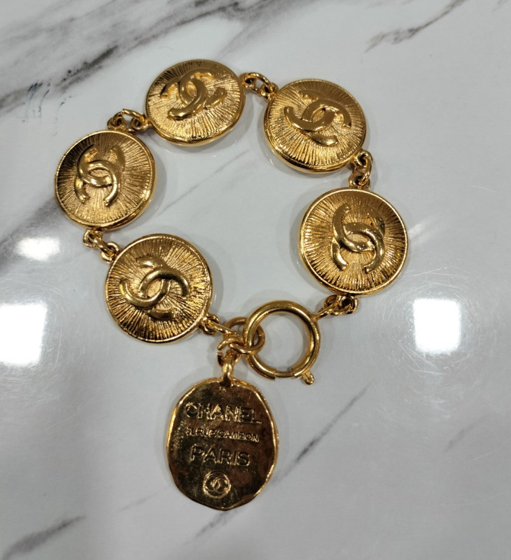 Chanel Bracelet With Double C Logo Medallions Gold GHW
Excellent