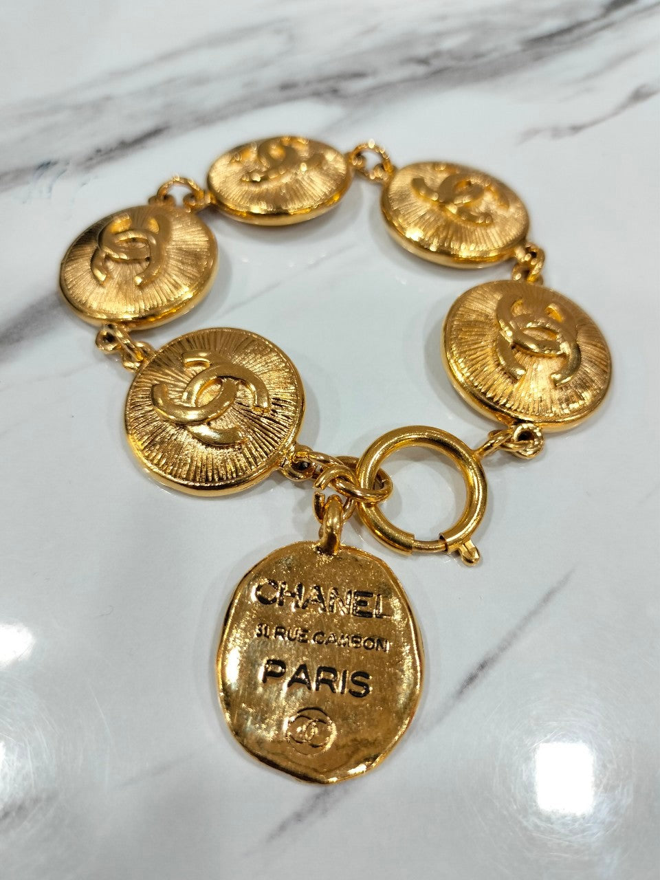 Chanel Bracelet With Double C Logo Medallions Gold GHW
Excellent