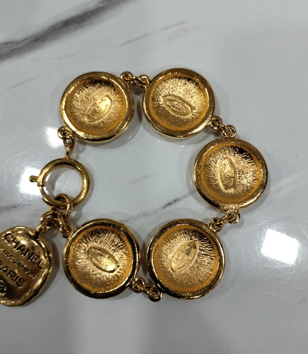 Chanel Bracelet With Double C Logo Medallions Gold GHW
Excellent