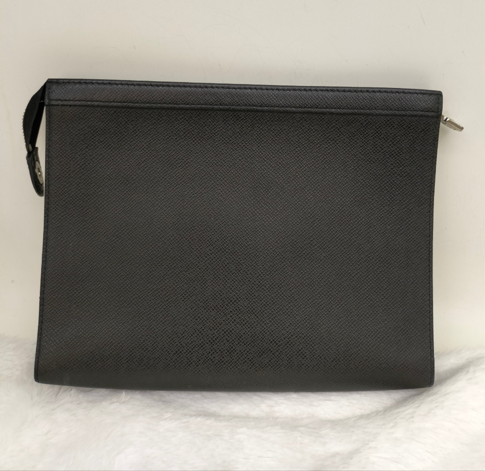LV Pochette Voyage Taiga Noir 2018