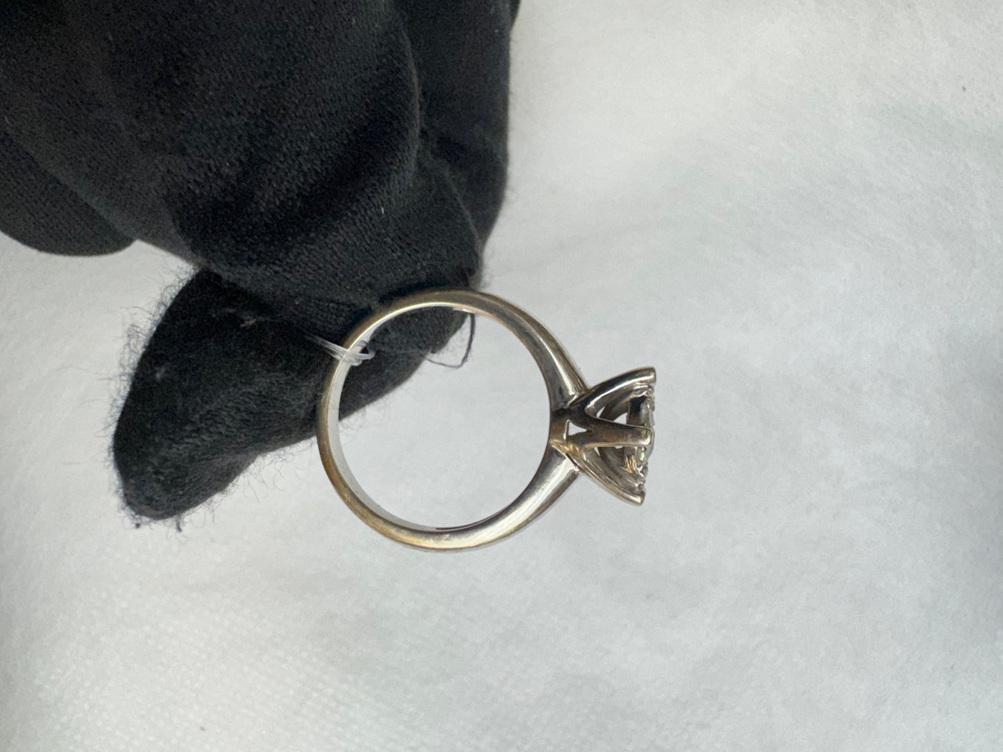 Ring Diamond Center: 0.29ct, keliling: 0.32ct, white gold: 5.35gr