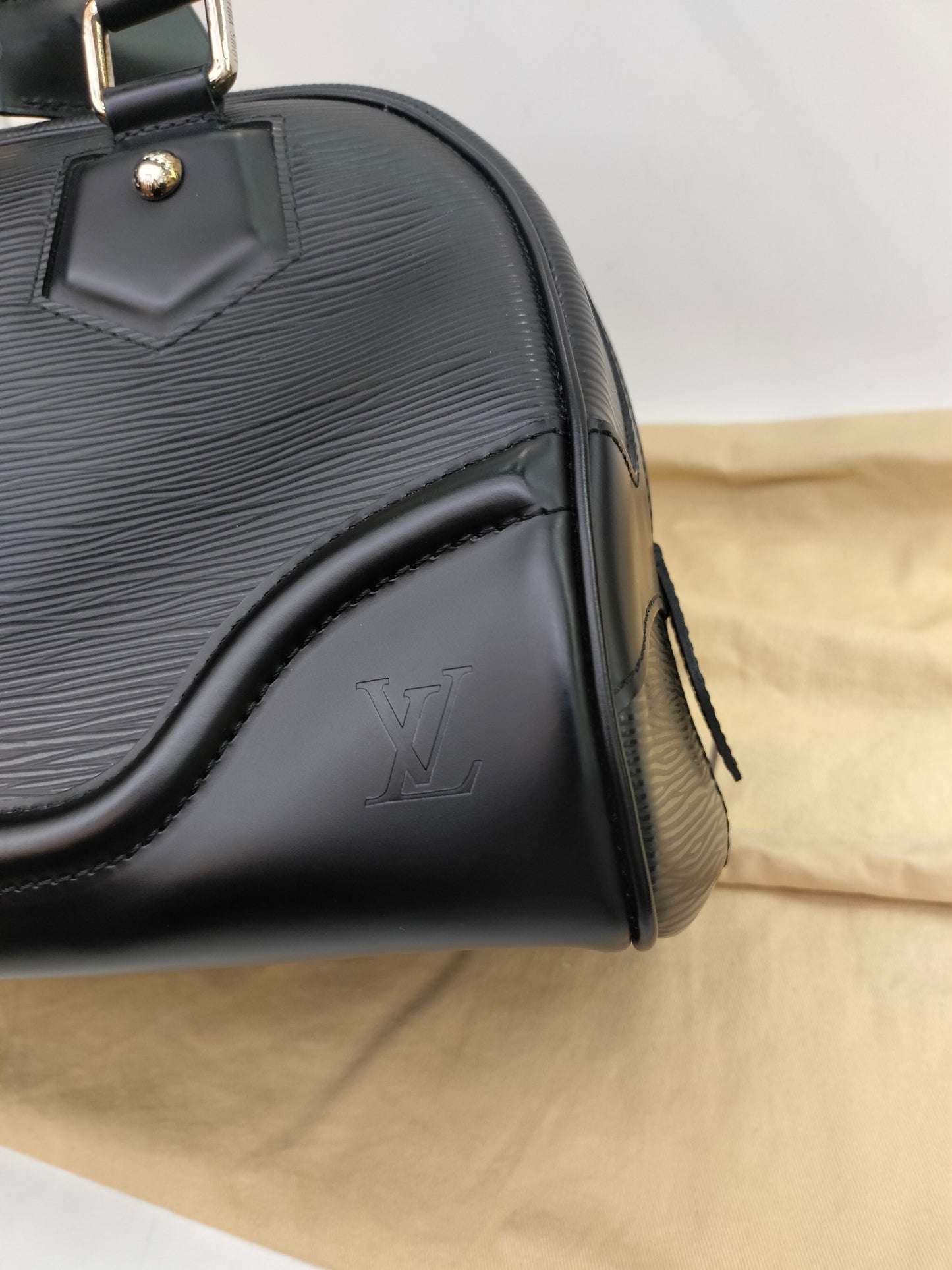 LV Bowling Montaigne PM Epi Noir 2006