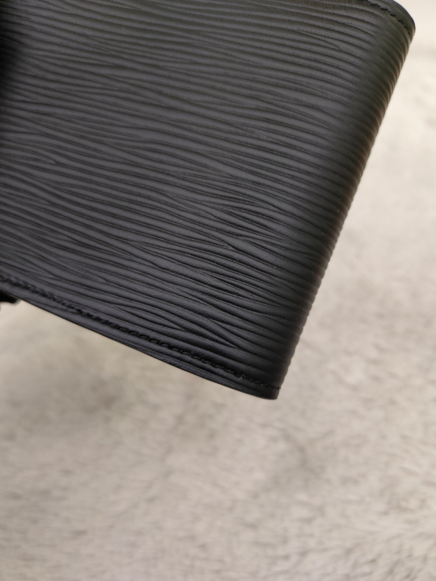 *NEW* LV Portefeuille Multiple Epi Noir M (CHIP)