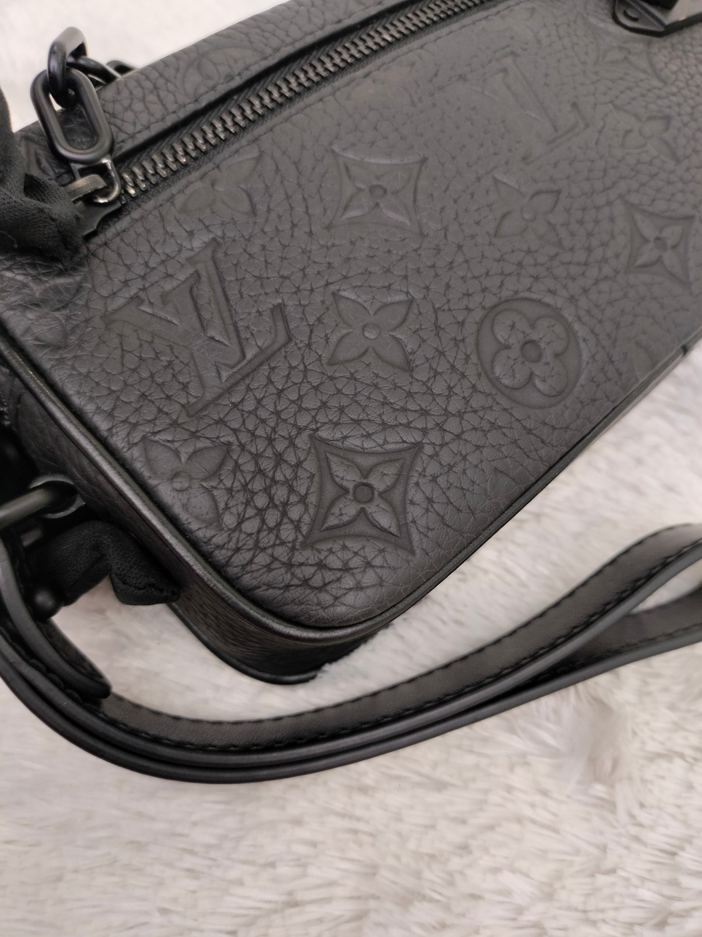 LV Pochette Volga Monogram Taurillon Empreinte Noir 2020