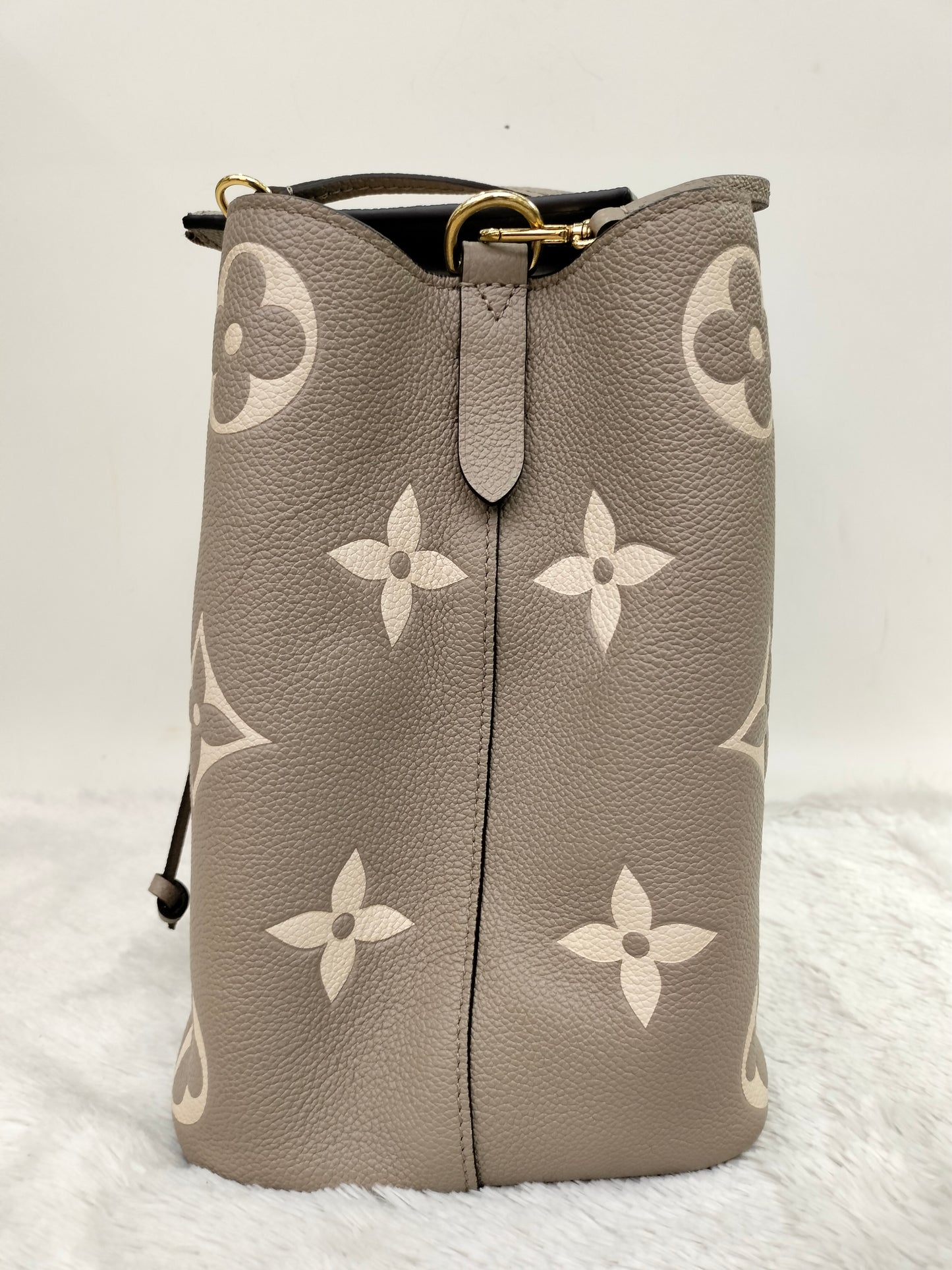 LV Neo Noe MM Monogram Tourterelle Creme 2021