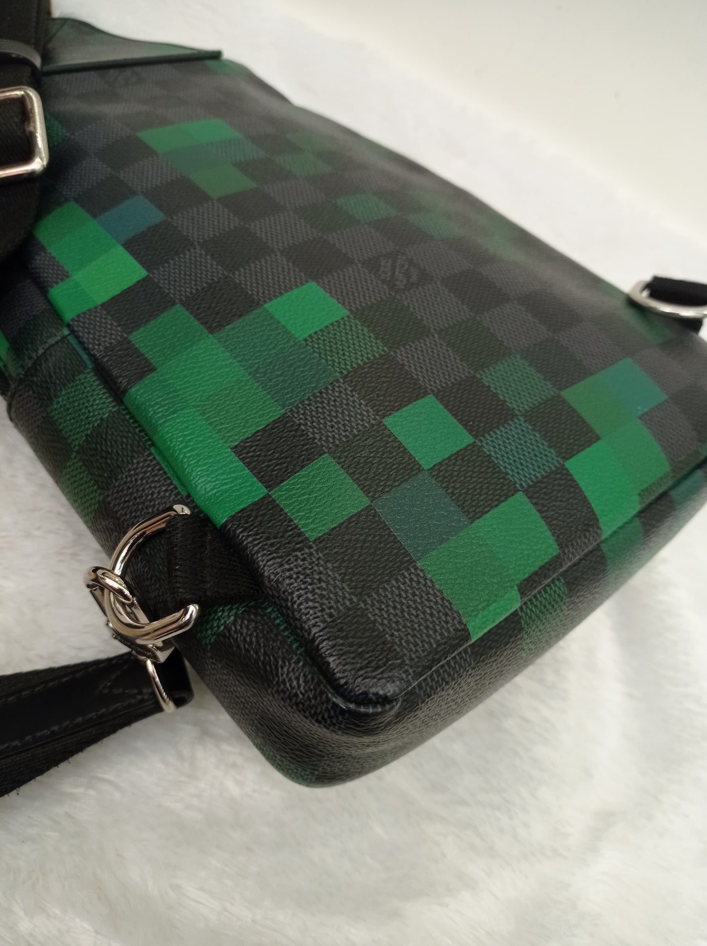 LV Avenue Sling Graphite Pixel Vert 2018