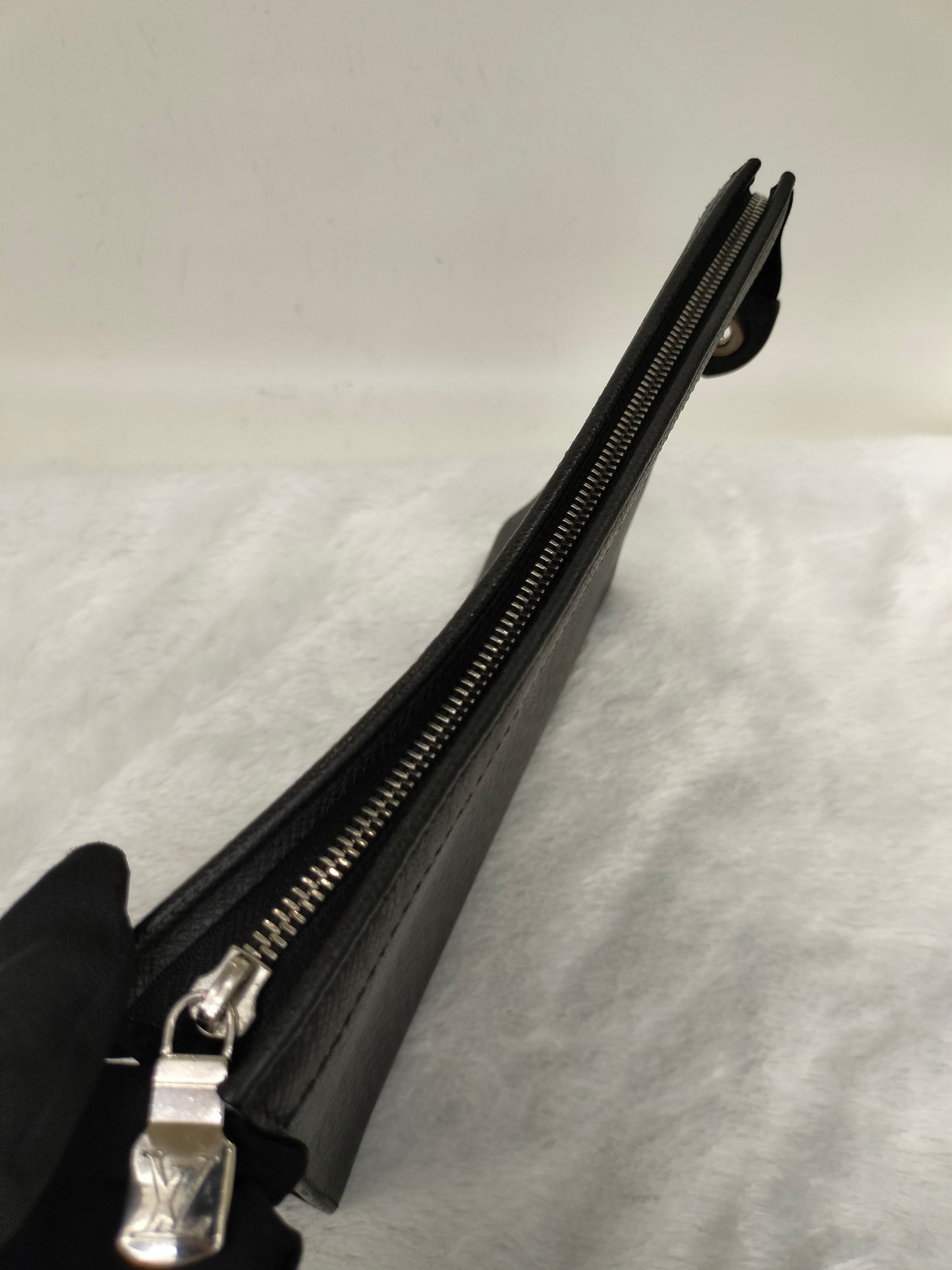 LV Pochette Voyage Taiga Noir 2018