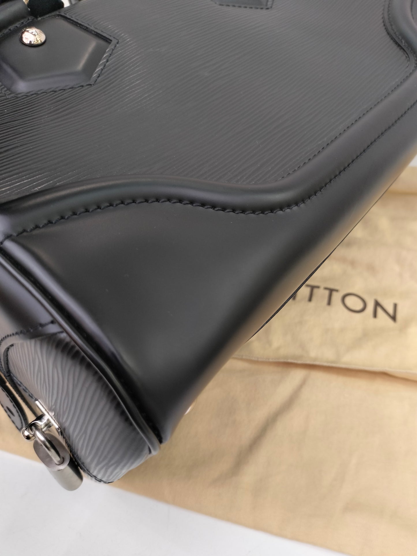 LV Bowling Montaigne PM Epi Noir 2006