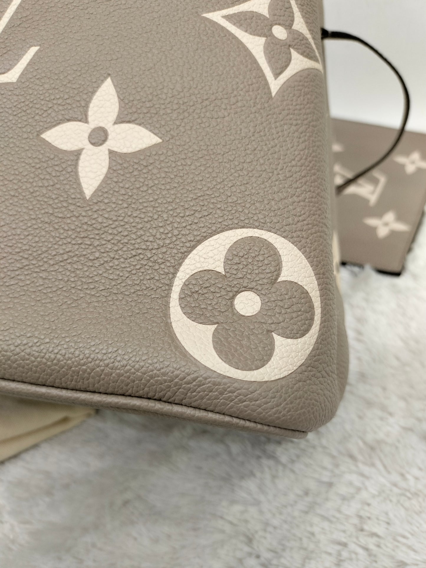 LV Neo Noe MM Monogram Tourterelle Creme 2021