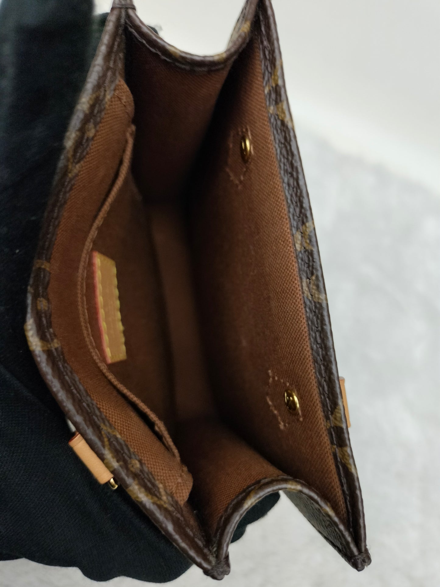 LV Petit Sac Plat Monogram 2021 (CHIP)