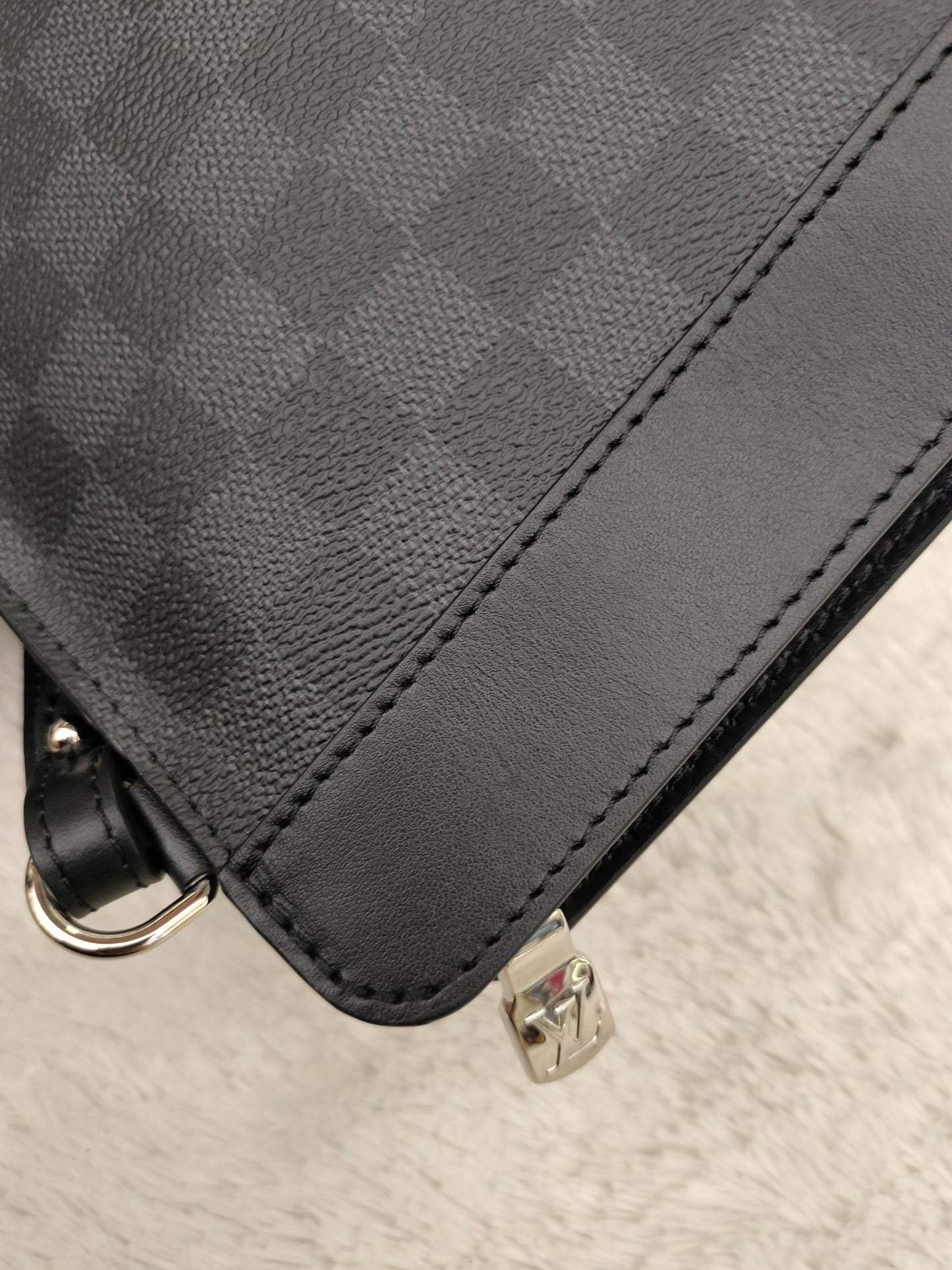 LV Standing Pouch Graphite (CHIP)