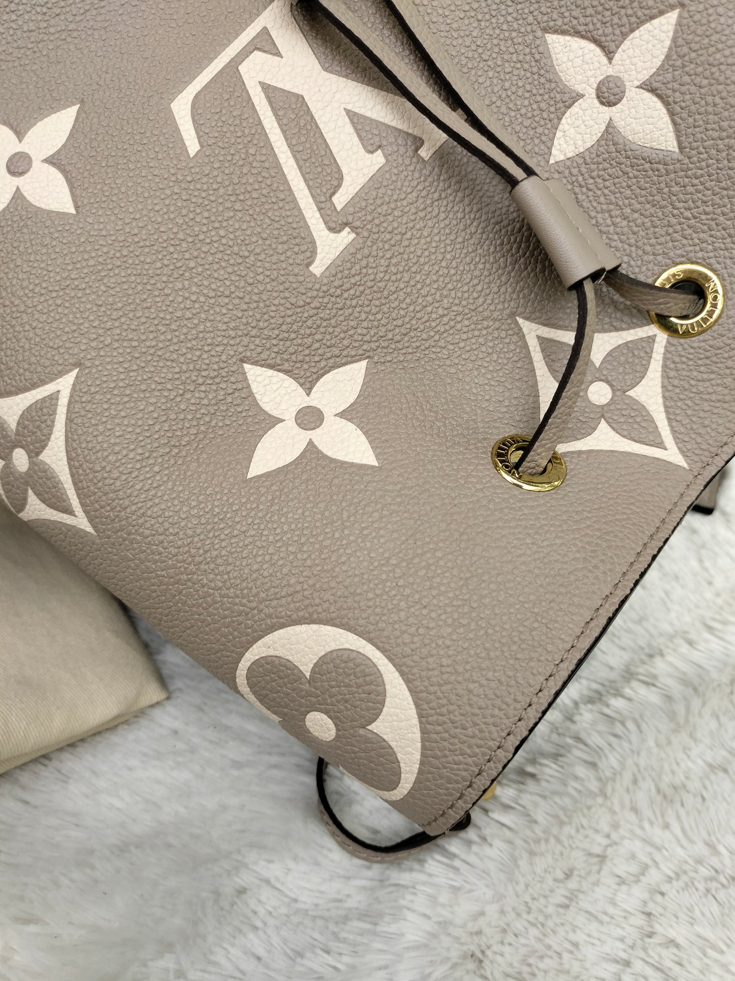 LV Neo Noe MM Monogram Tourterelle Creme 2021