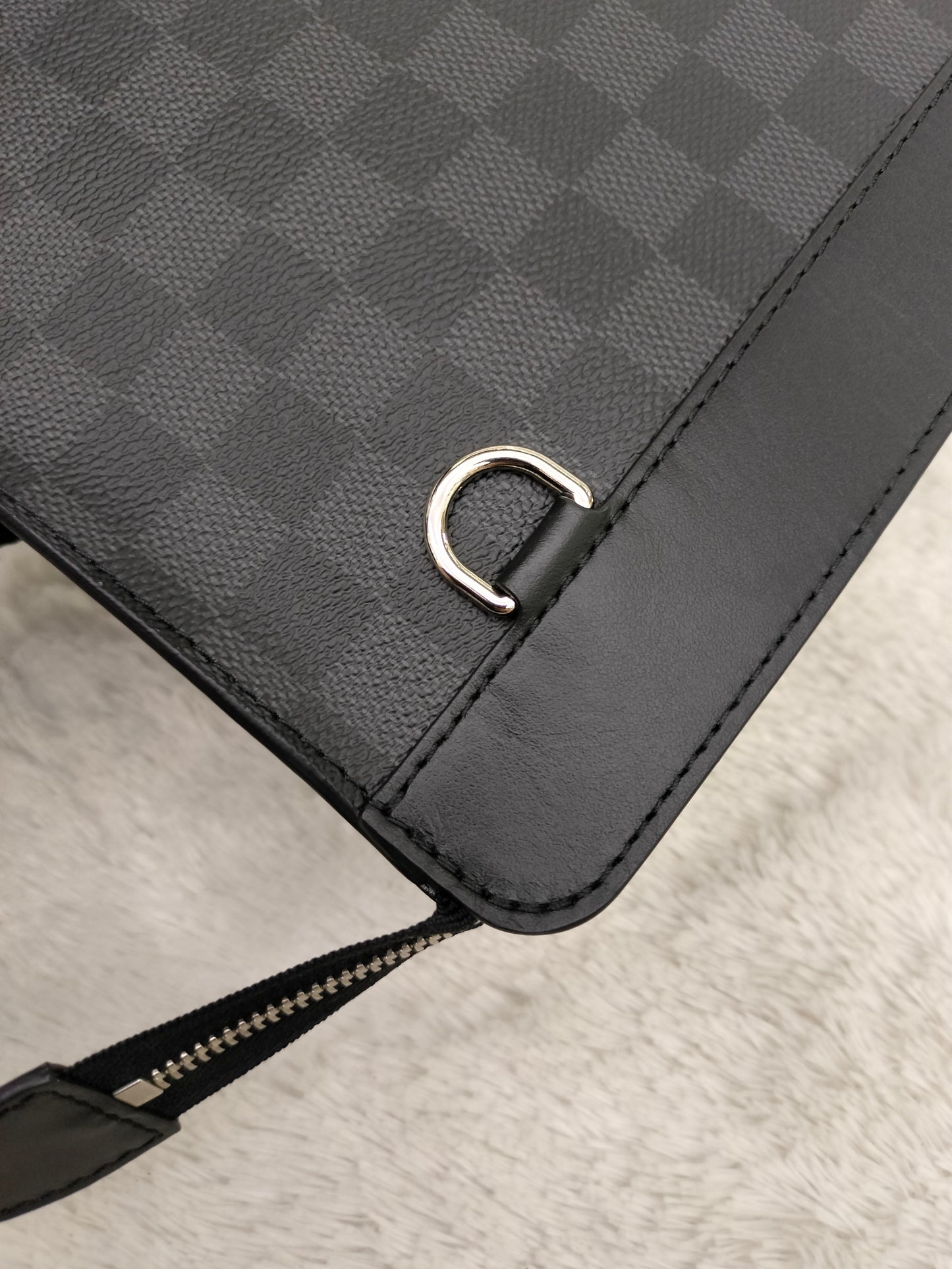 LV Standing Pouch Graphite (CHIP)