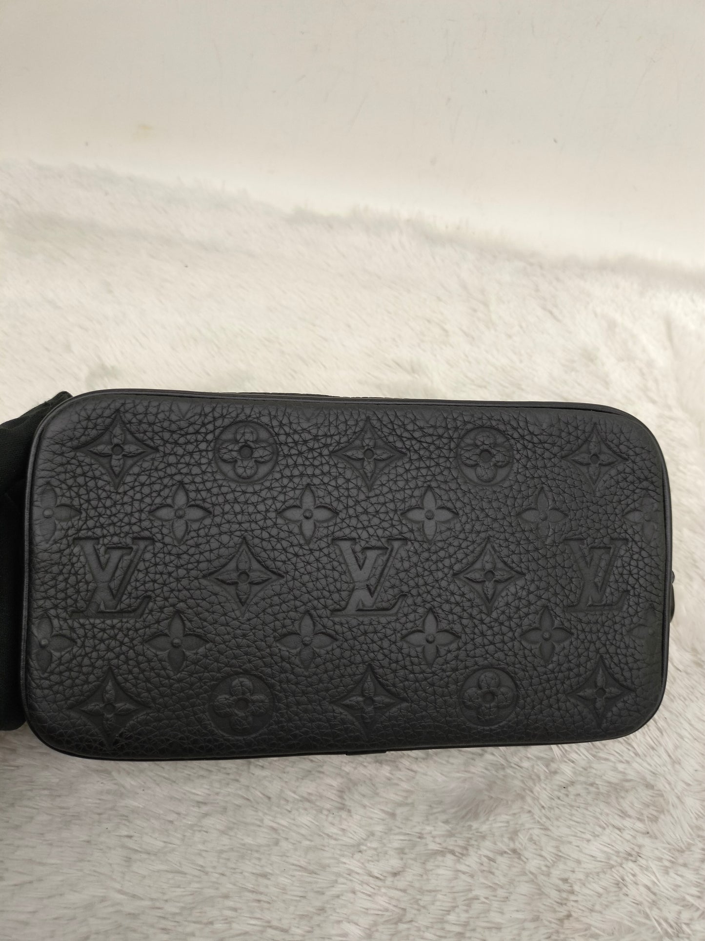 LV Pochette Volga Monogram Taurillon Empreinte Noir 2020