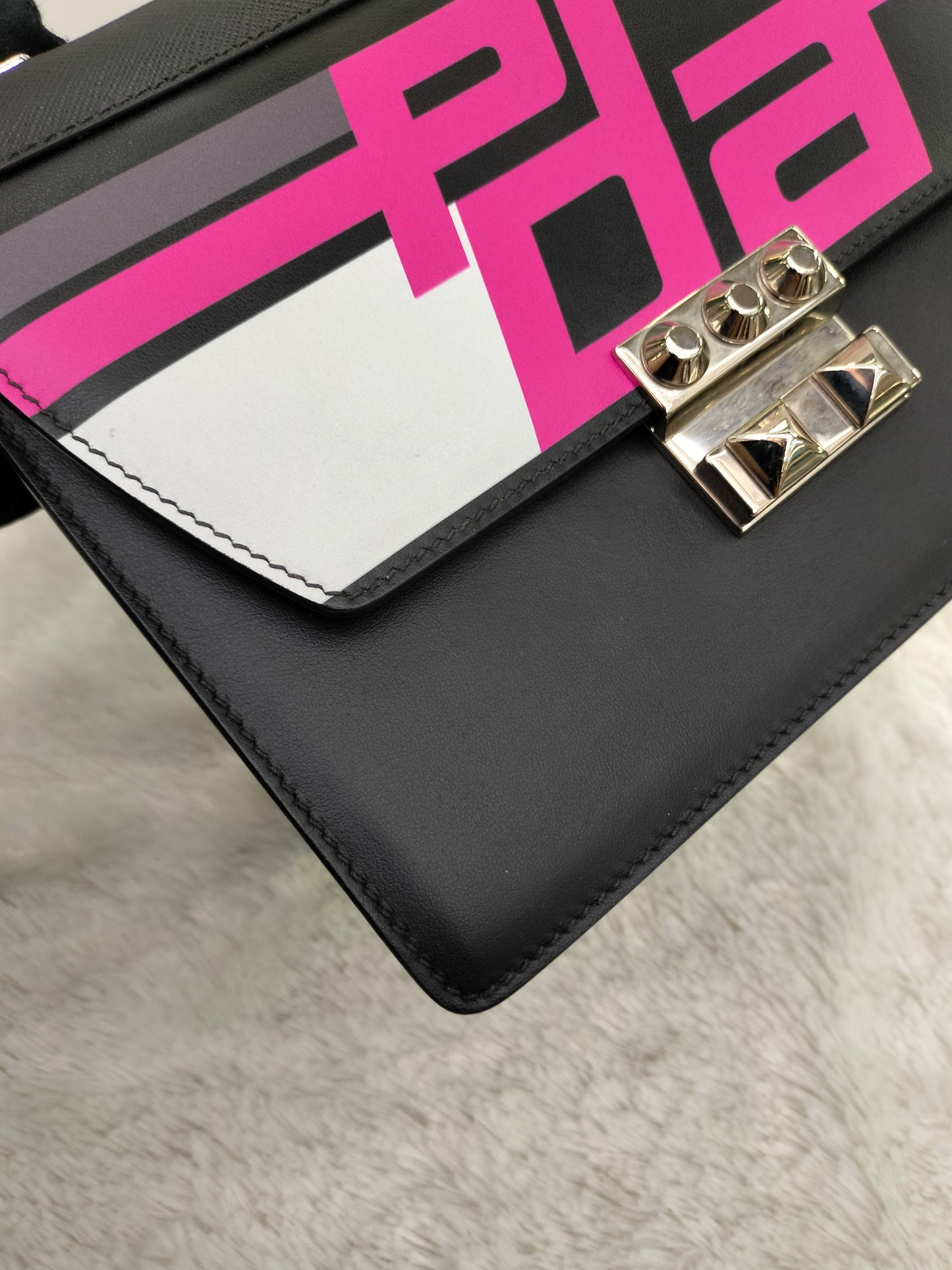 Prada City Calf Saffiano Nero Fuxia SHW