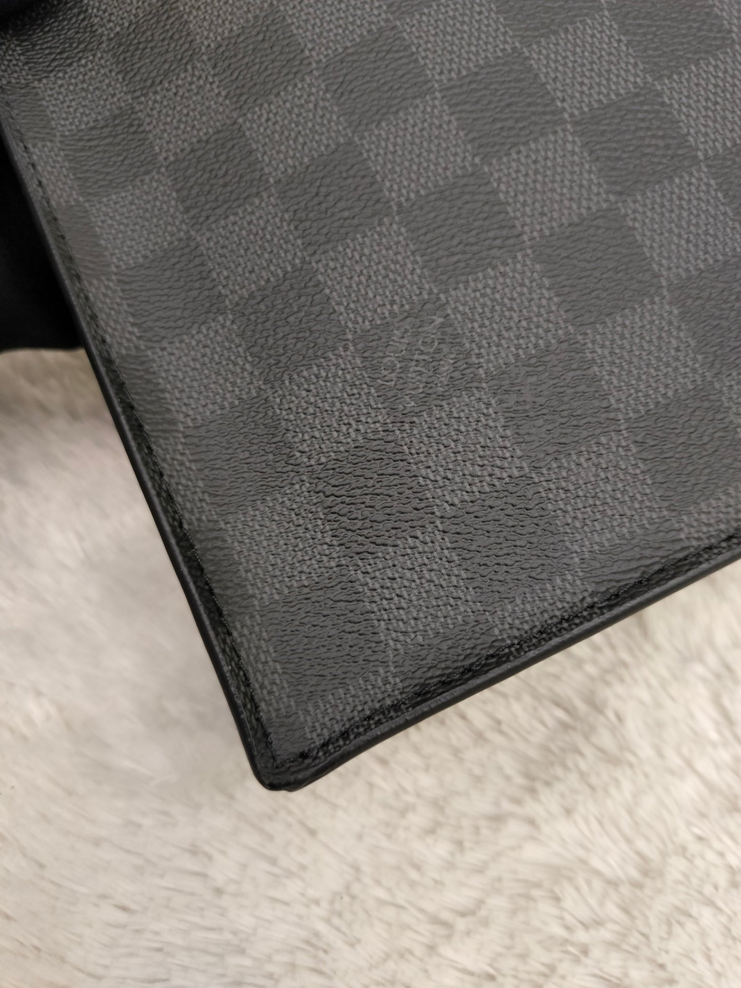 LV Standing Pouch Graphite (CHIP)