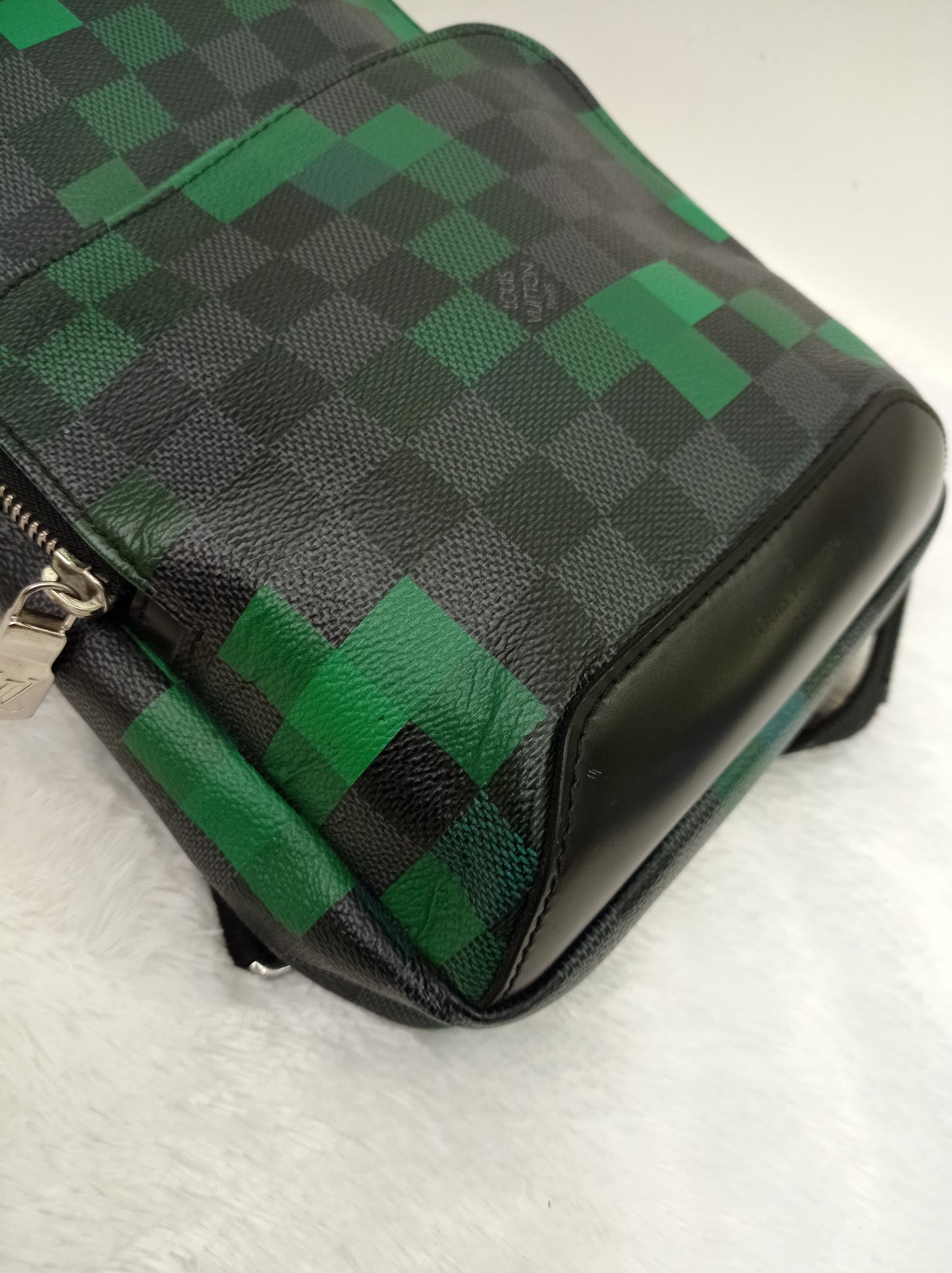 LV Avenue Sling Graphite Pixel Vert 2018