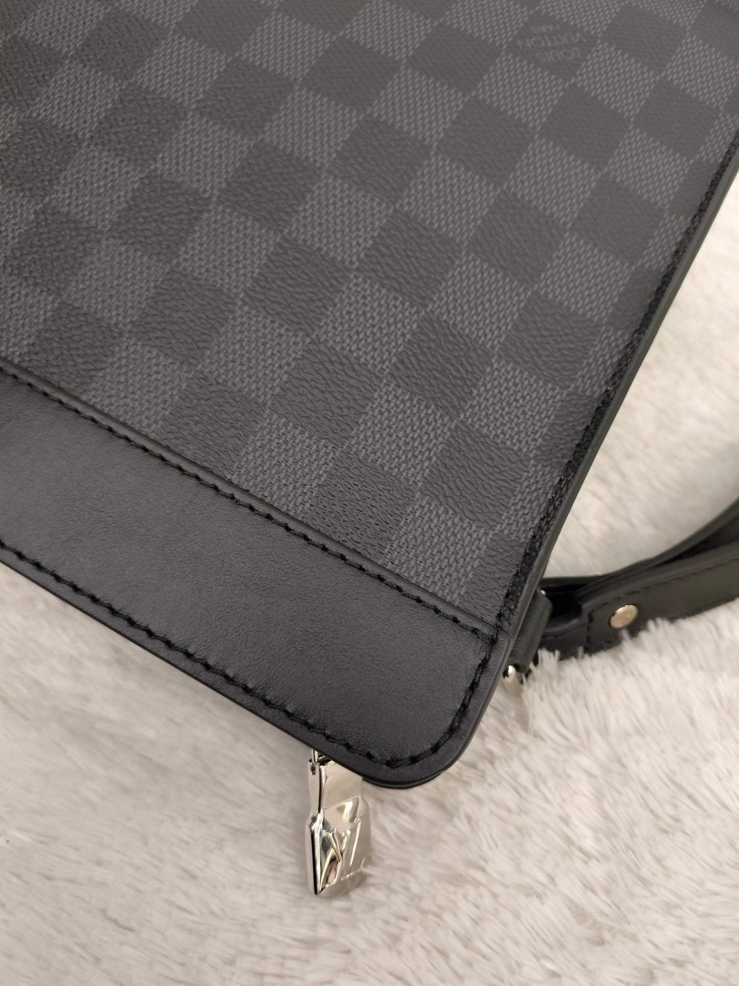 LV Standing Pouch Graphite (CHIP)