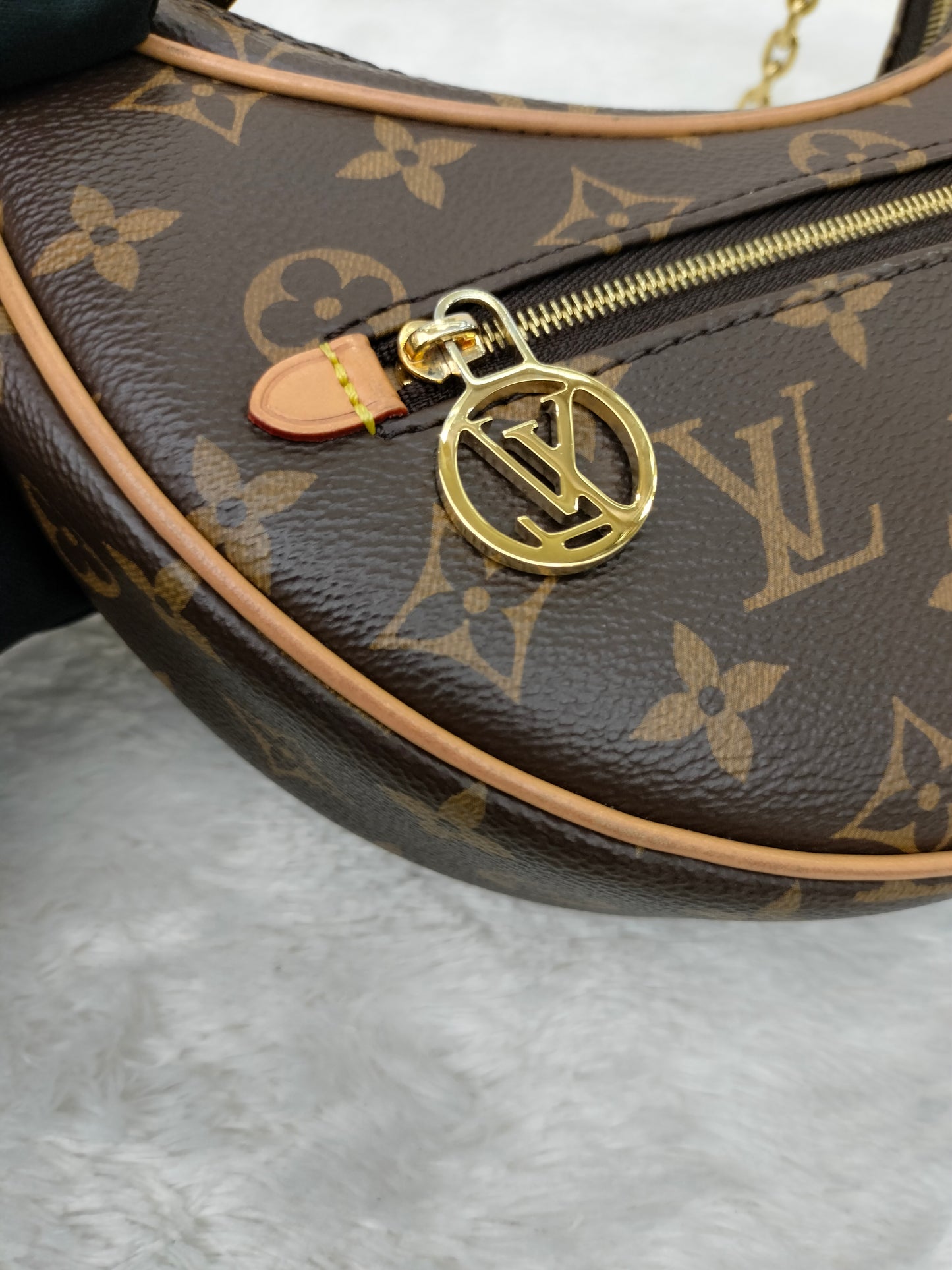 LV Loop Monogram (CHIP)