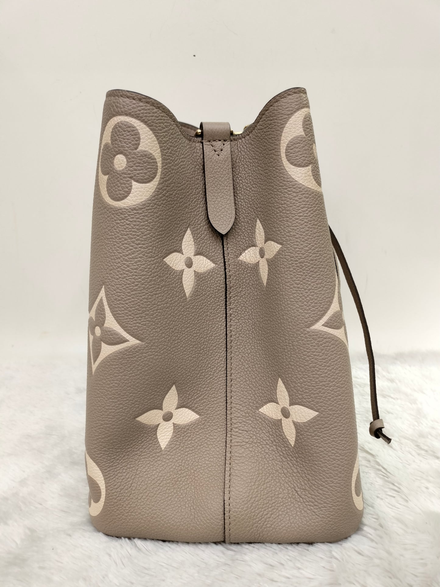 LV Neo Noe MM Monogram Tourterelle Creme 2021