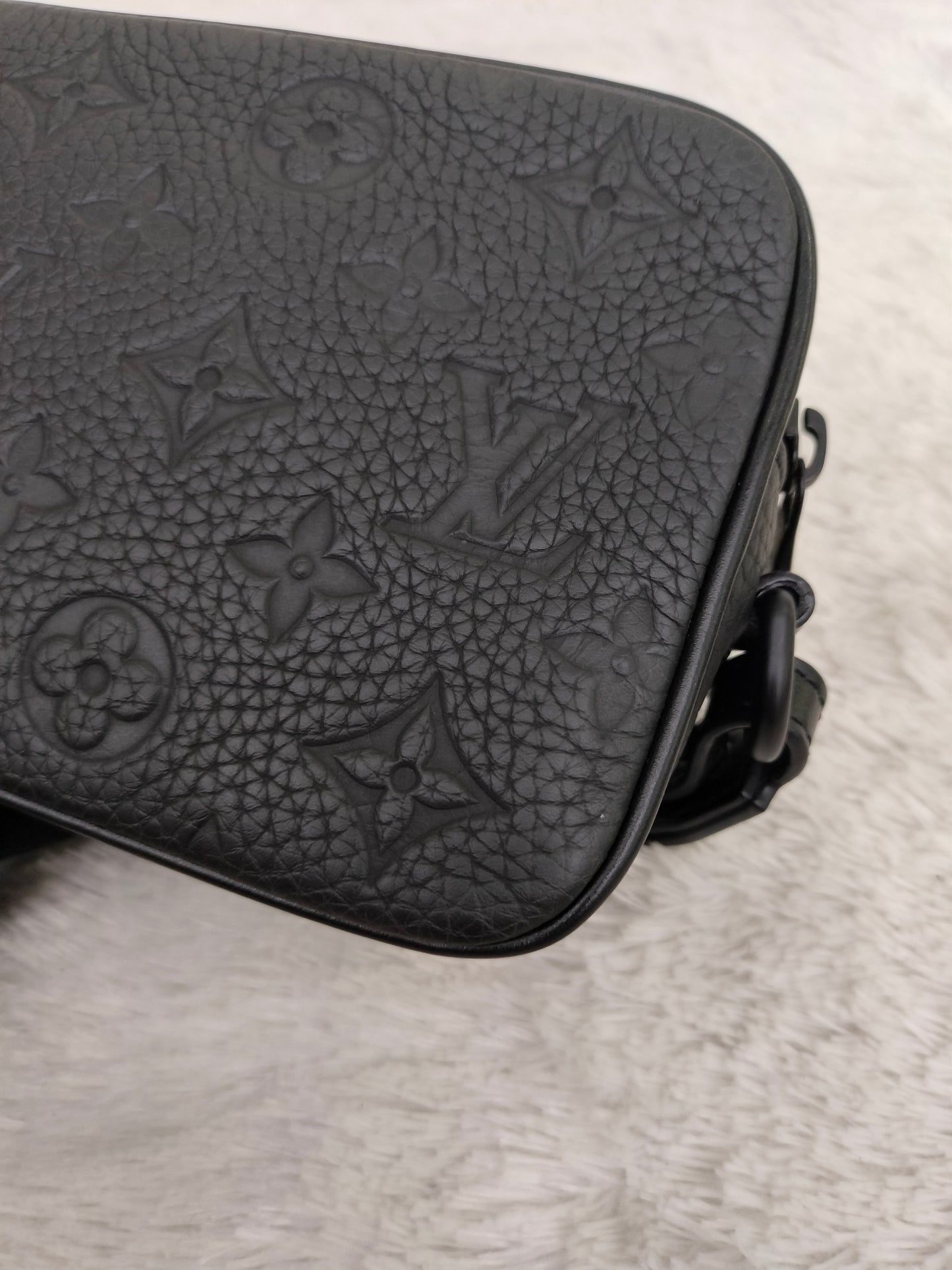 LV Pochette Volga Monogram Taurillon Empreinte Noir 2020