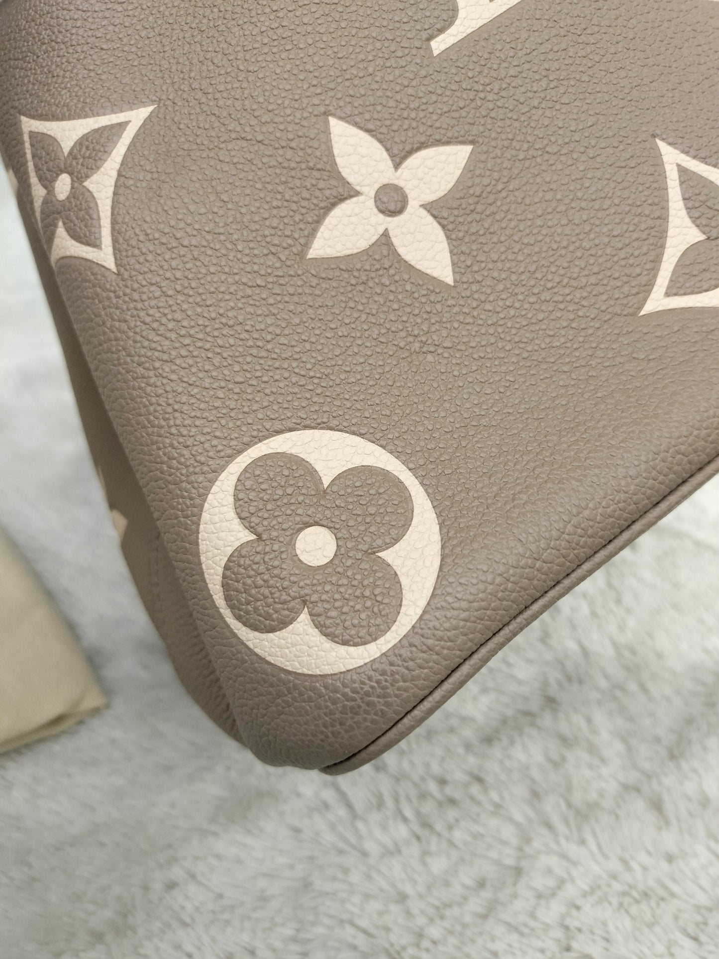 LV Neo Noe MM Monogram Tourterelle Creme 2021