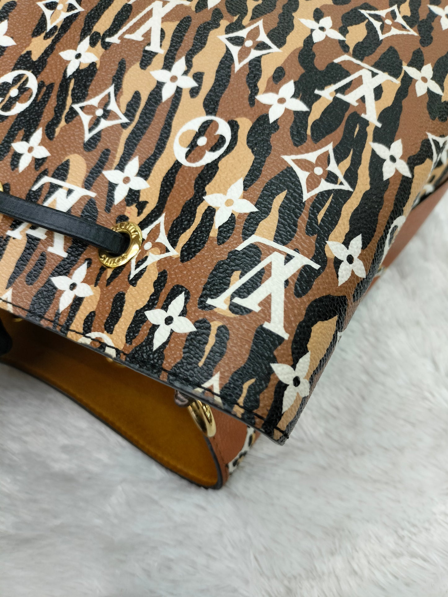 LV Neo Noe Monogram Giant Jungle Leopard Caramel 2019