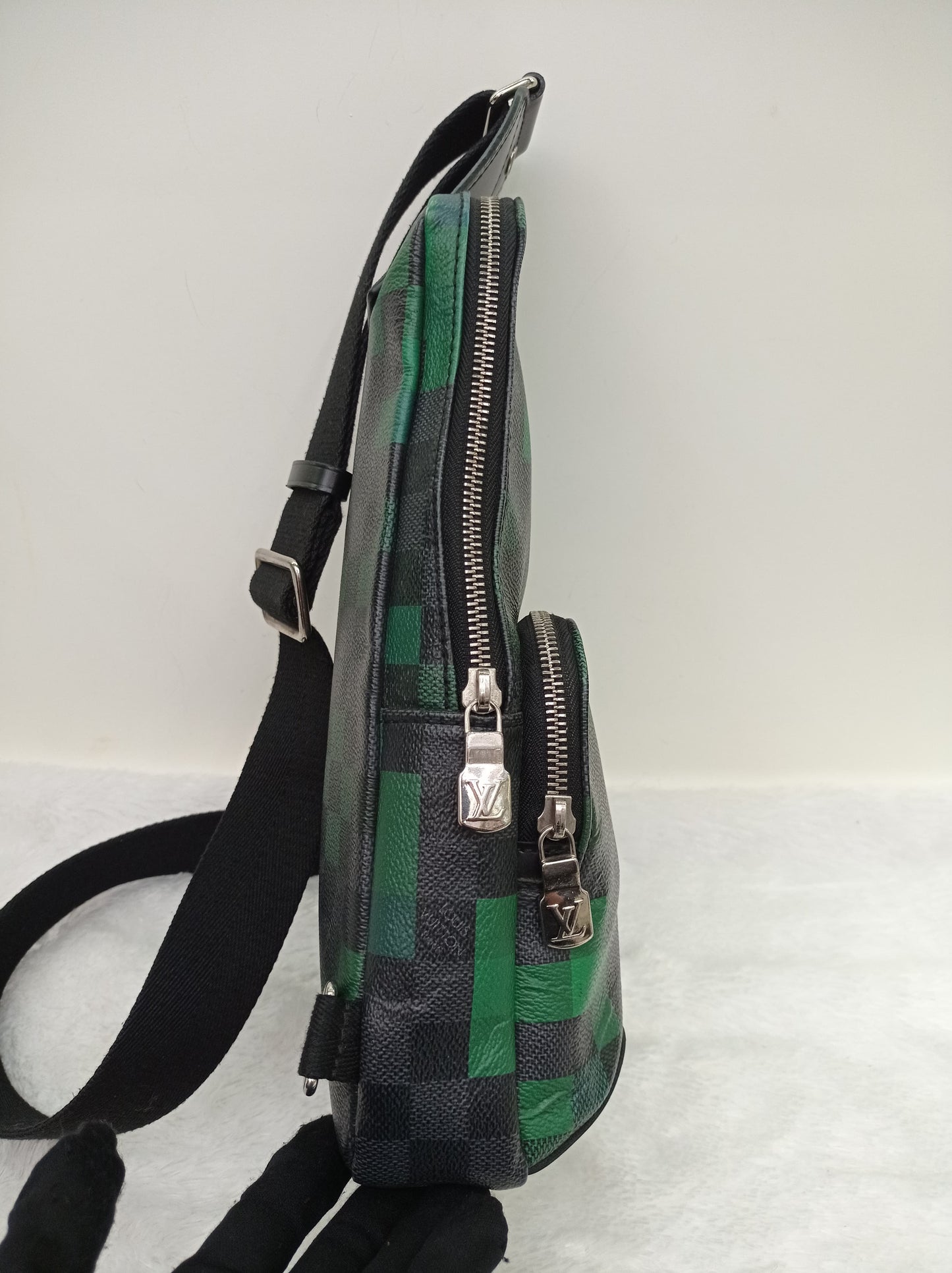LV Avenue Sling Graphite Pixel Vert 2018