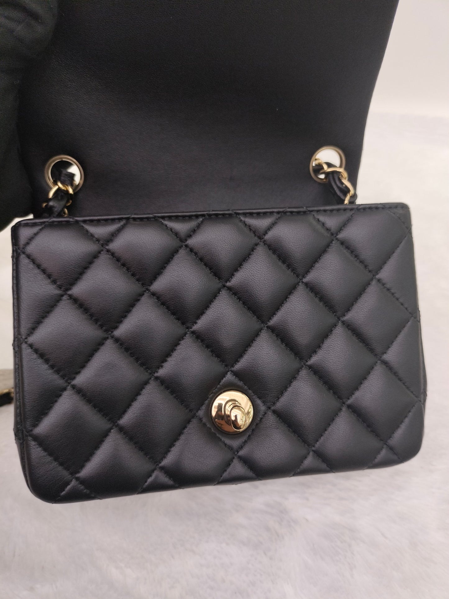 *NEW* Chanel Mini Square Lamb Black GHW (CHIP)
