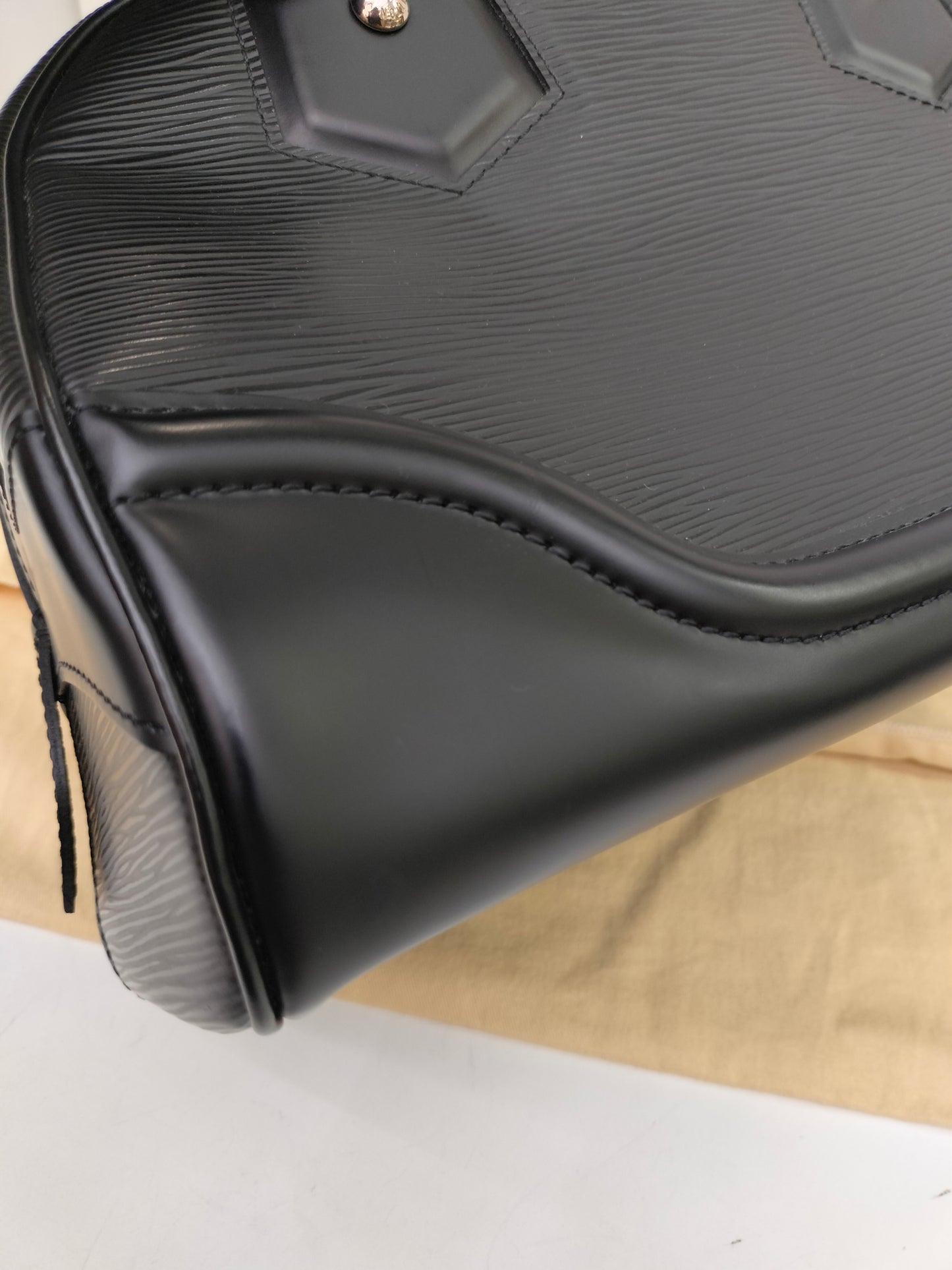 LV Bowling Montaigne PM Epi Noir 2006