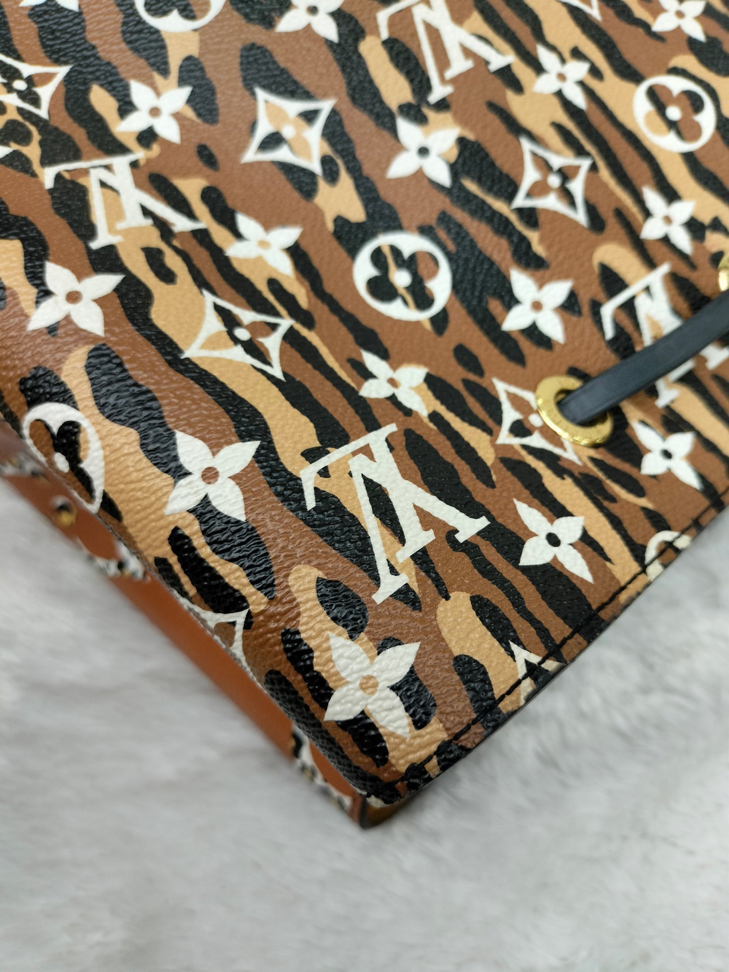 LV Neo Noe Monogram Giant Jungle Leopard Caramel 2019