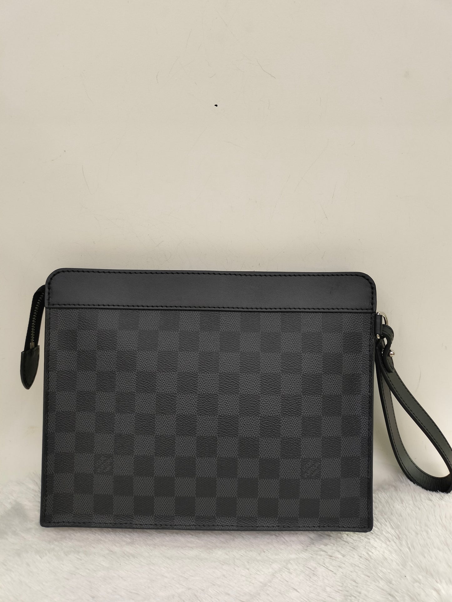 LV Standing Pouch Graphite (CHIP)