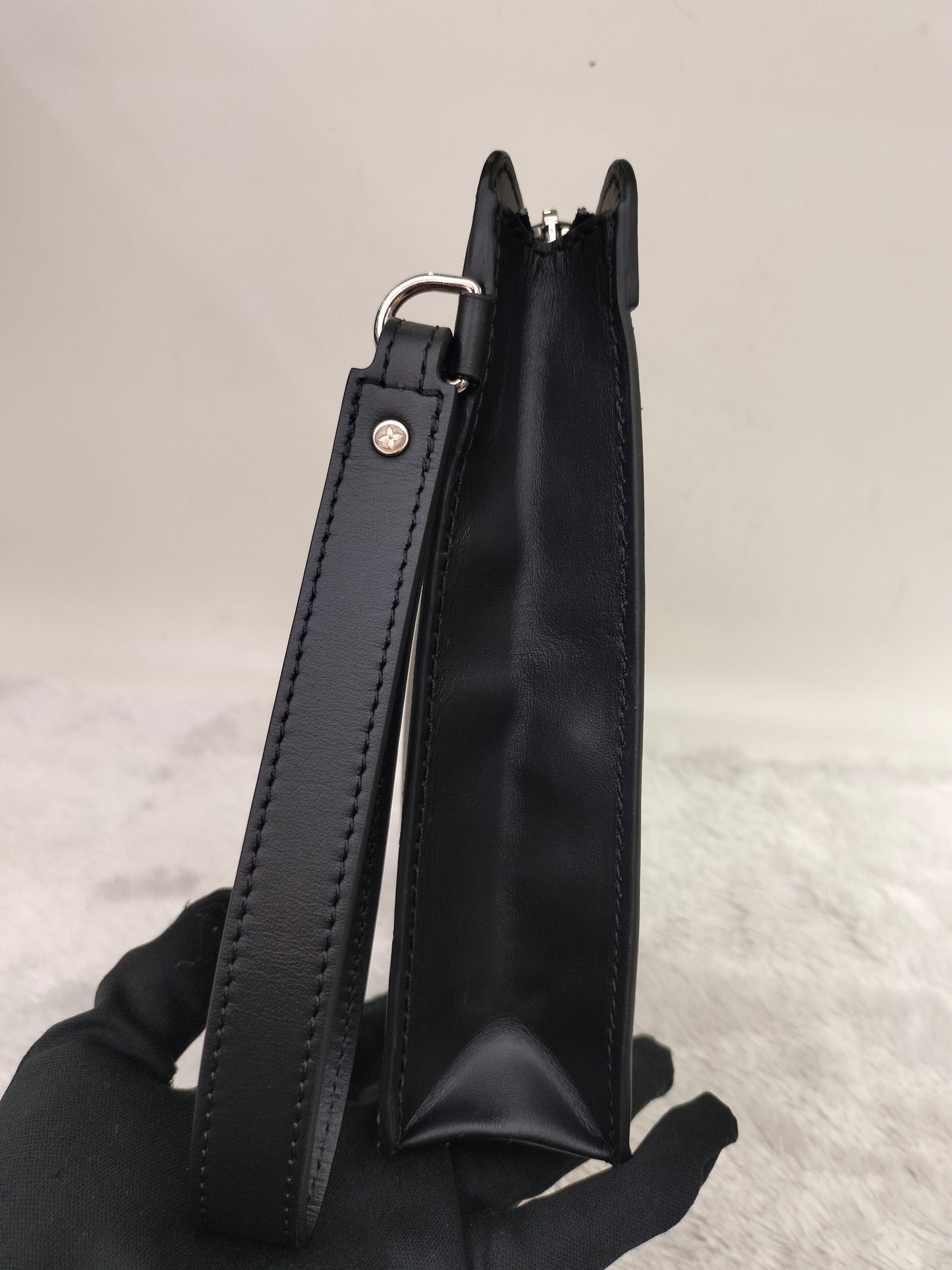 LV Standing Pouch Graphite (CHIP)