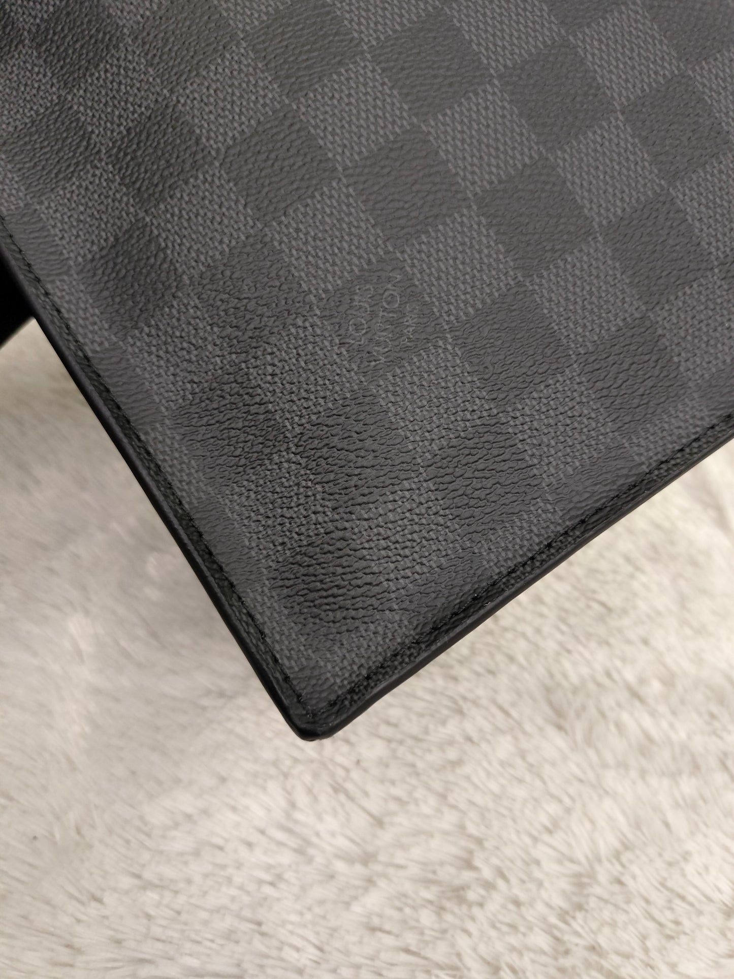 LV Standing Pouch Graphite (CHIP)