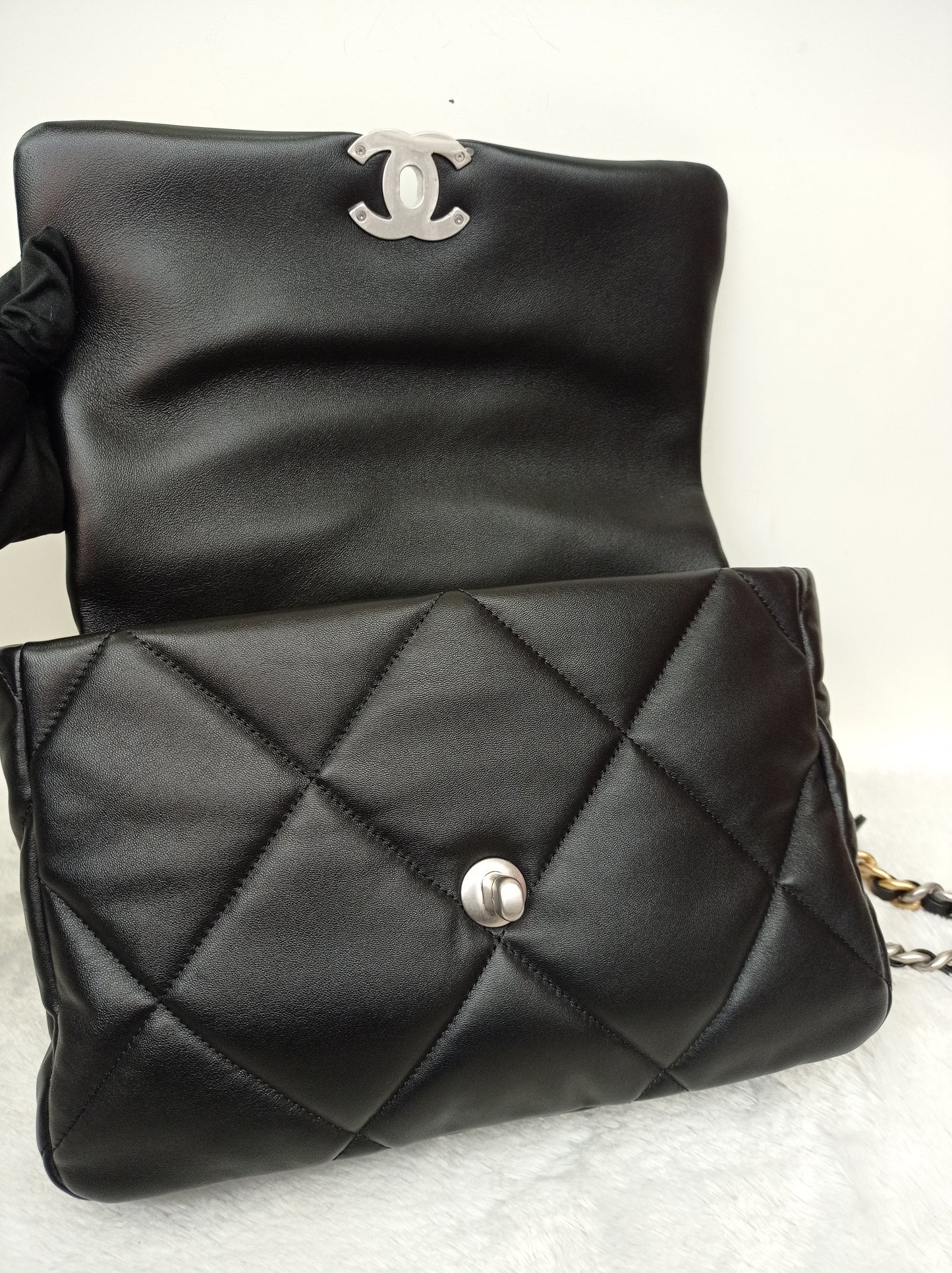 *Neverbeen Used* Chanel C19 Large Black (CHIP)