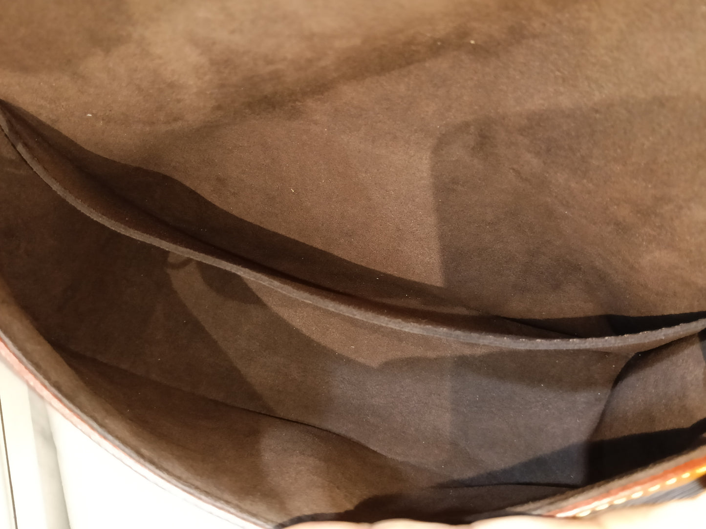 LV Buci NM Epi Gold Miel (CHIP)