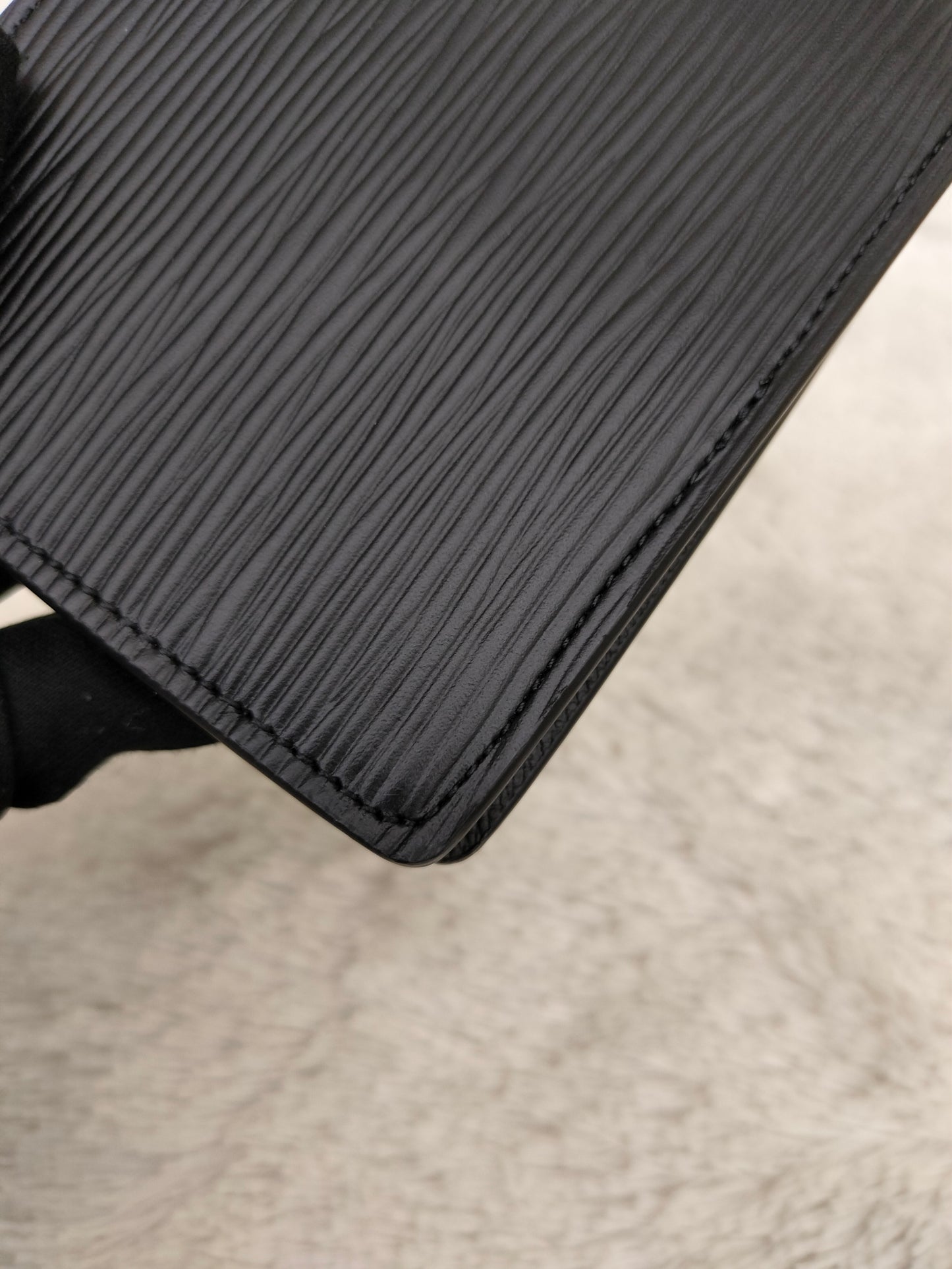 *NEW* LV Portefeuille Multiple Epi Noir M (CHIP)