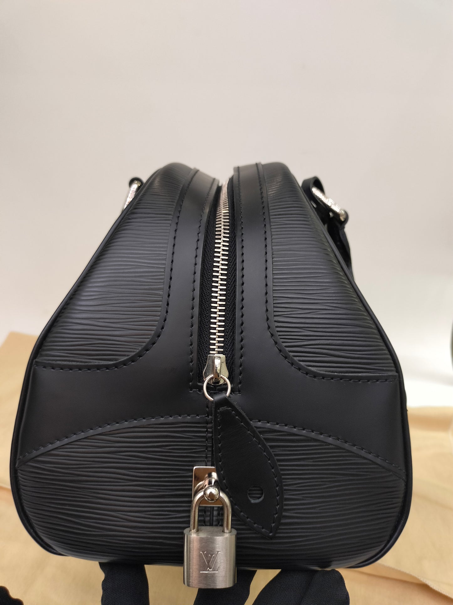 LV Bowling Montaigne PM Epi Noir 2006