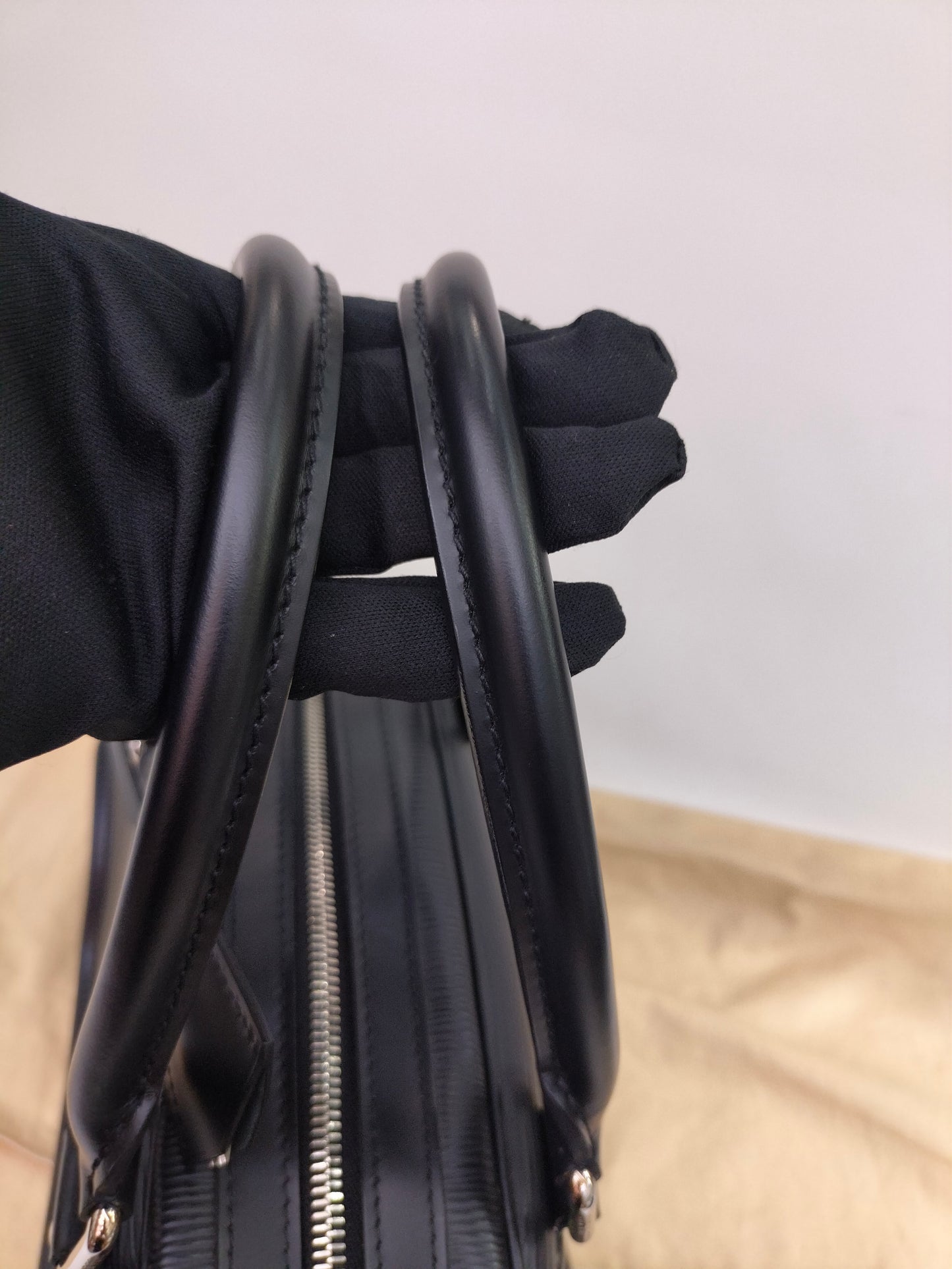LV Bowling Montaigne PM Epi Noir 2006