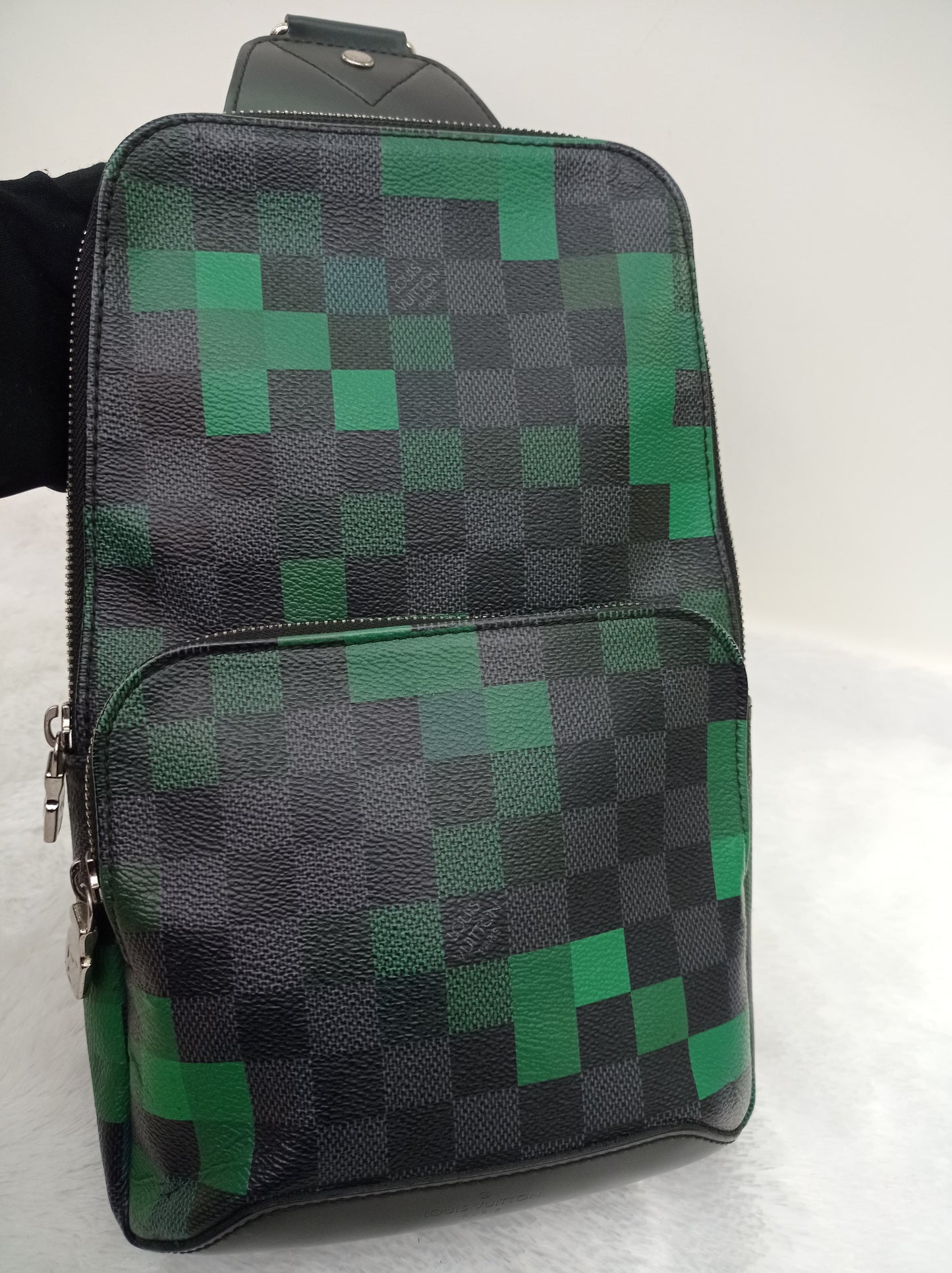 LV Avenue Sling Graphite Pixel Vert 2018