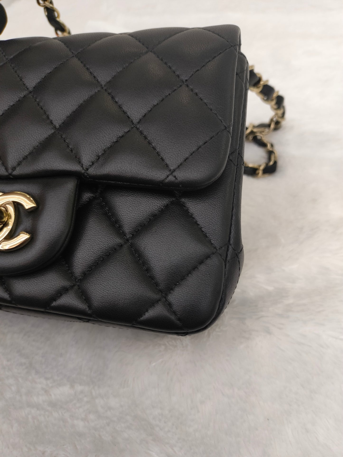 *NEW* Chanel Mini Square Lamb Black GHW (CHIP)