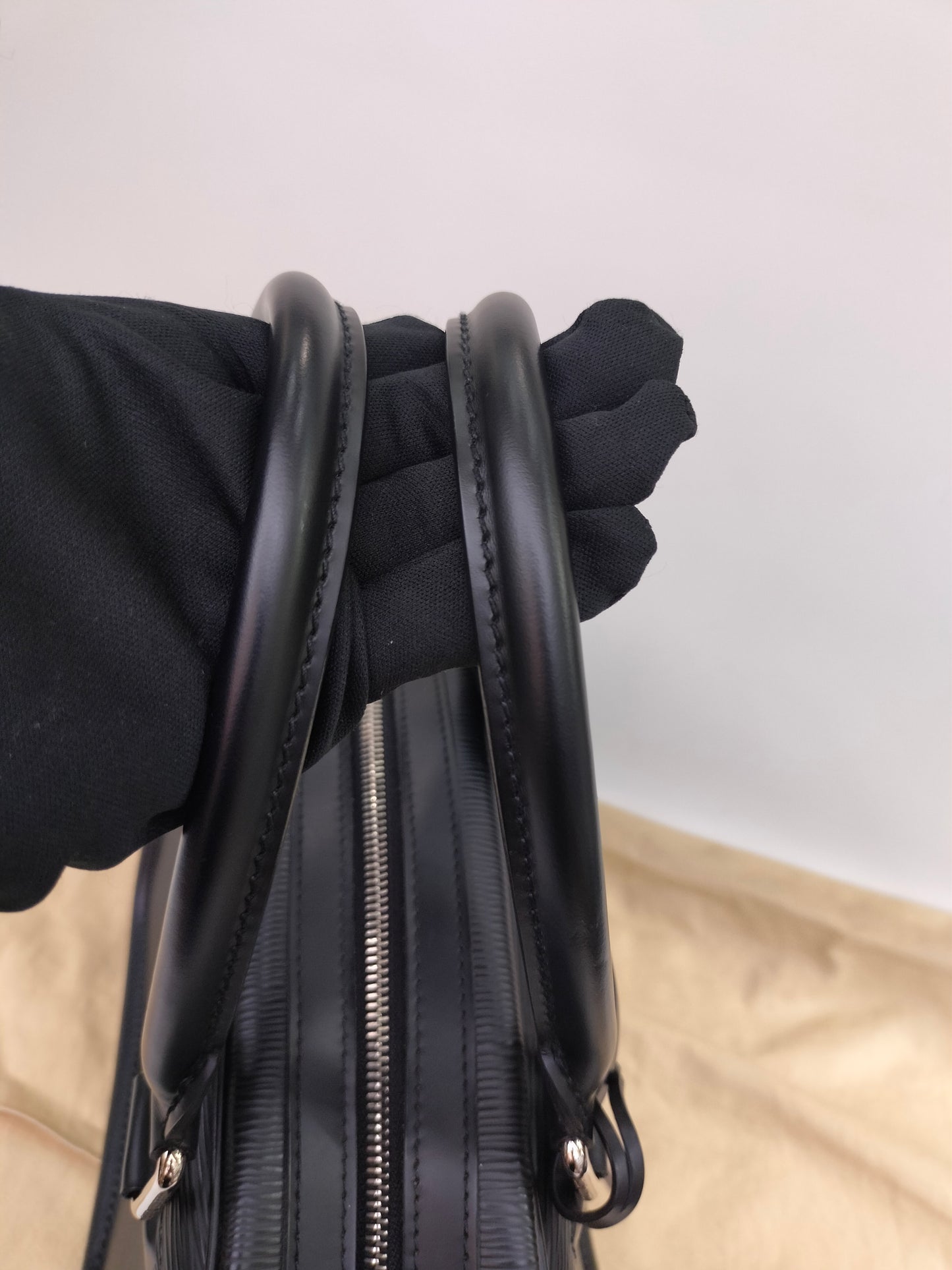 LV Bowling Montaigne PM Epi Noir 2006