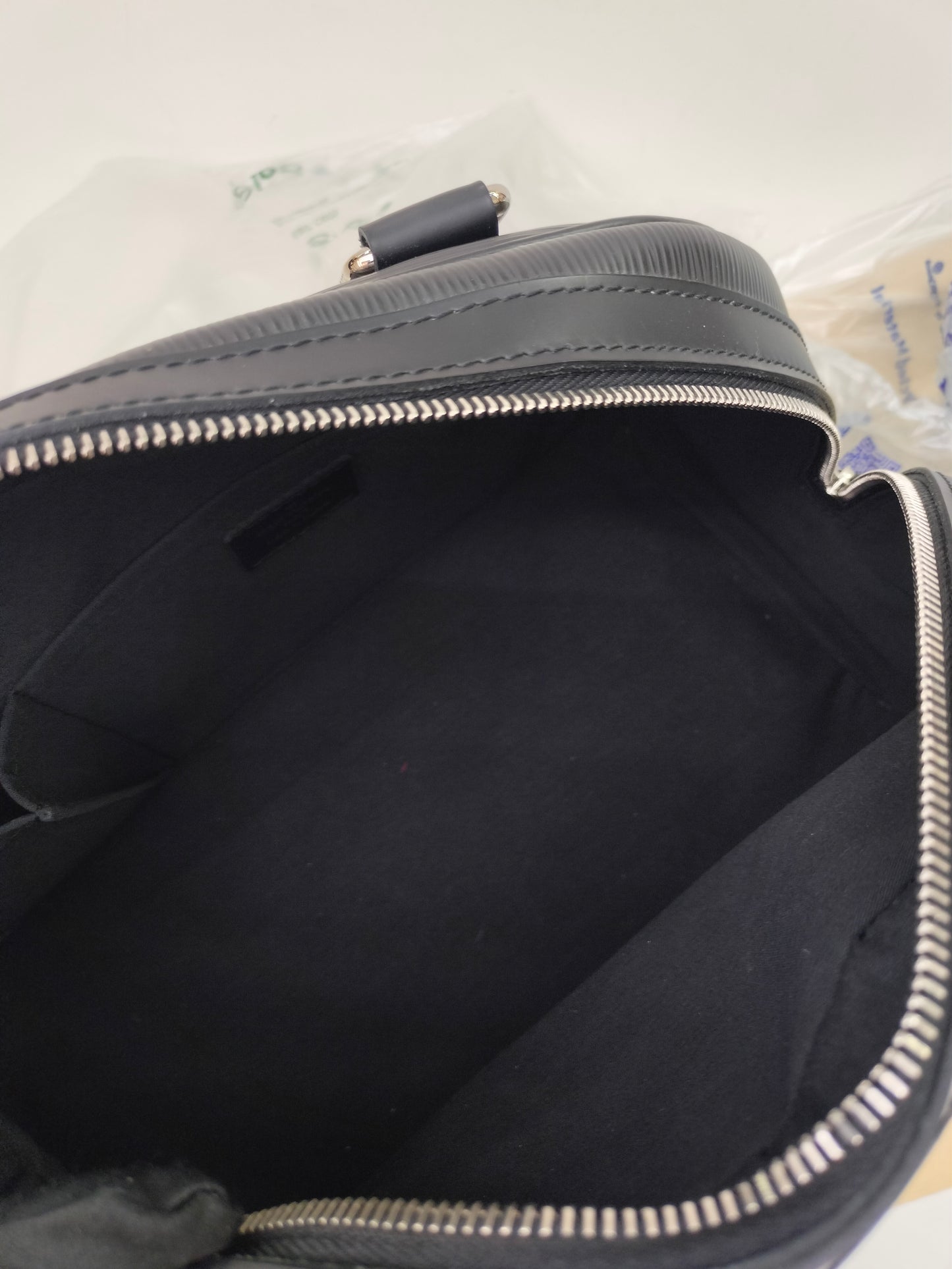 LV Bowling Montaigne PM Epi Noir 2006