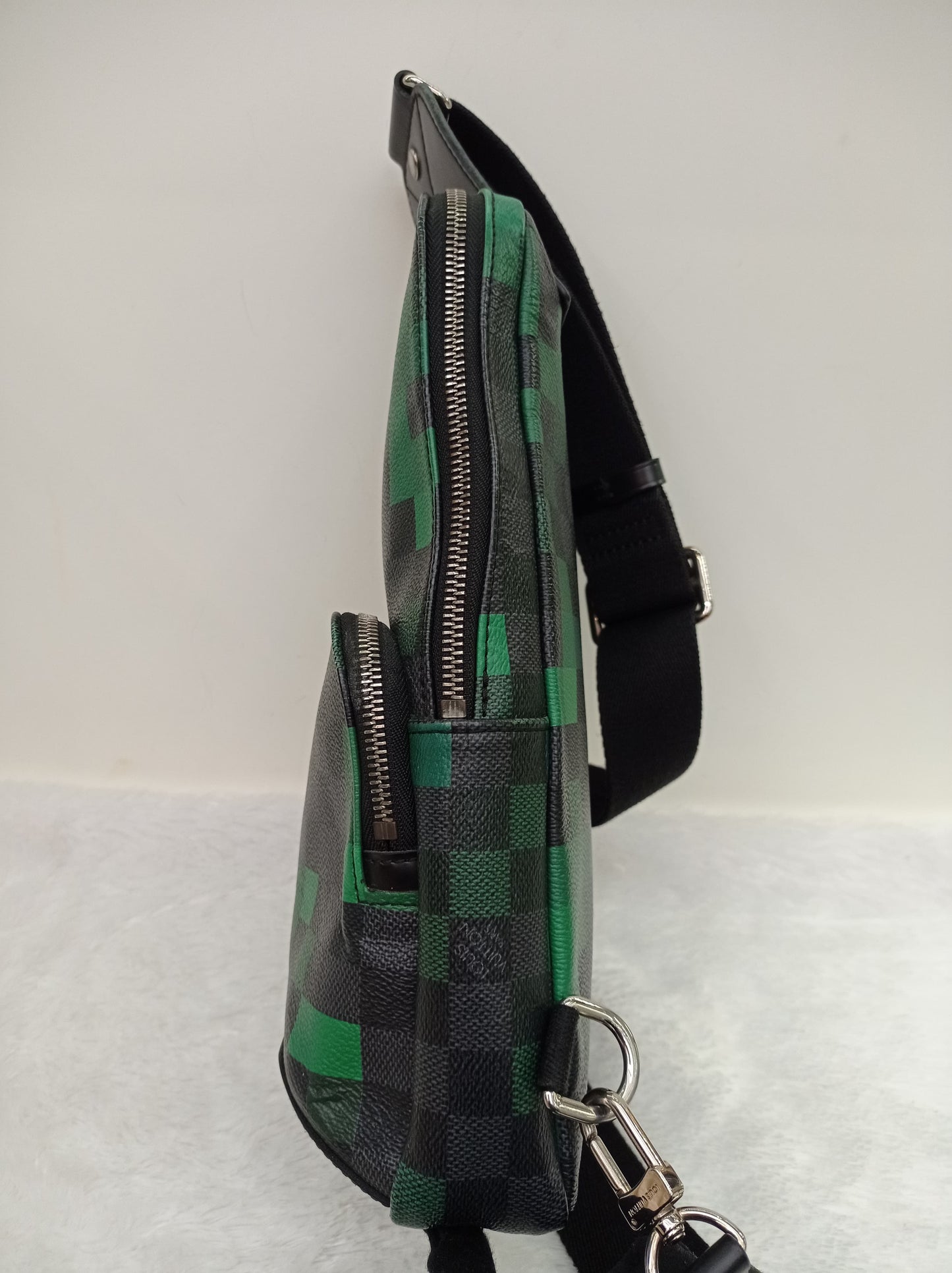 LV Avenue Sling Graphite Pixel Vert 2018