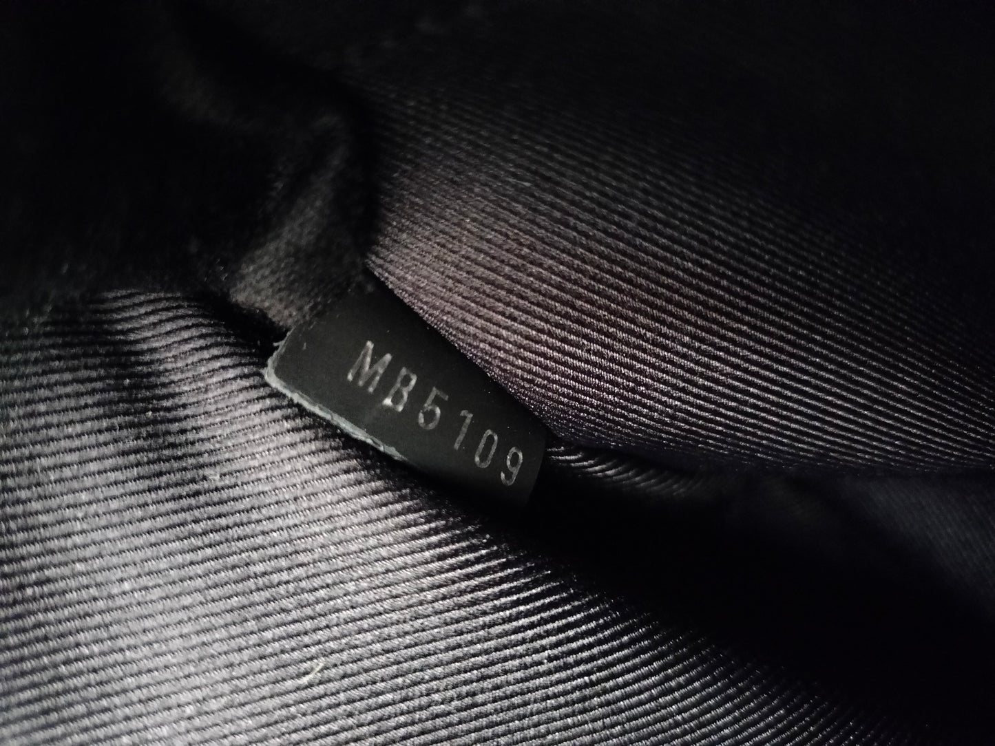 LV Avenue Sling Graphite 2021
With rec, tag, dustbag, box