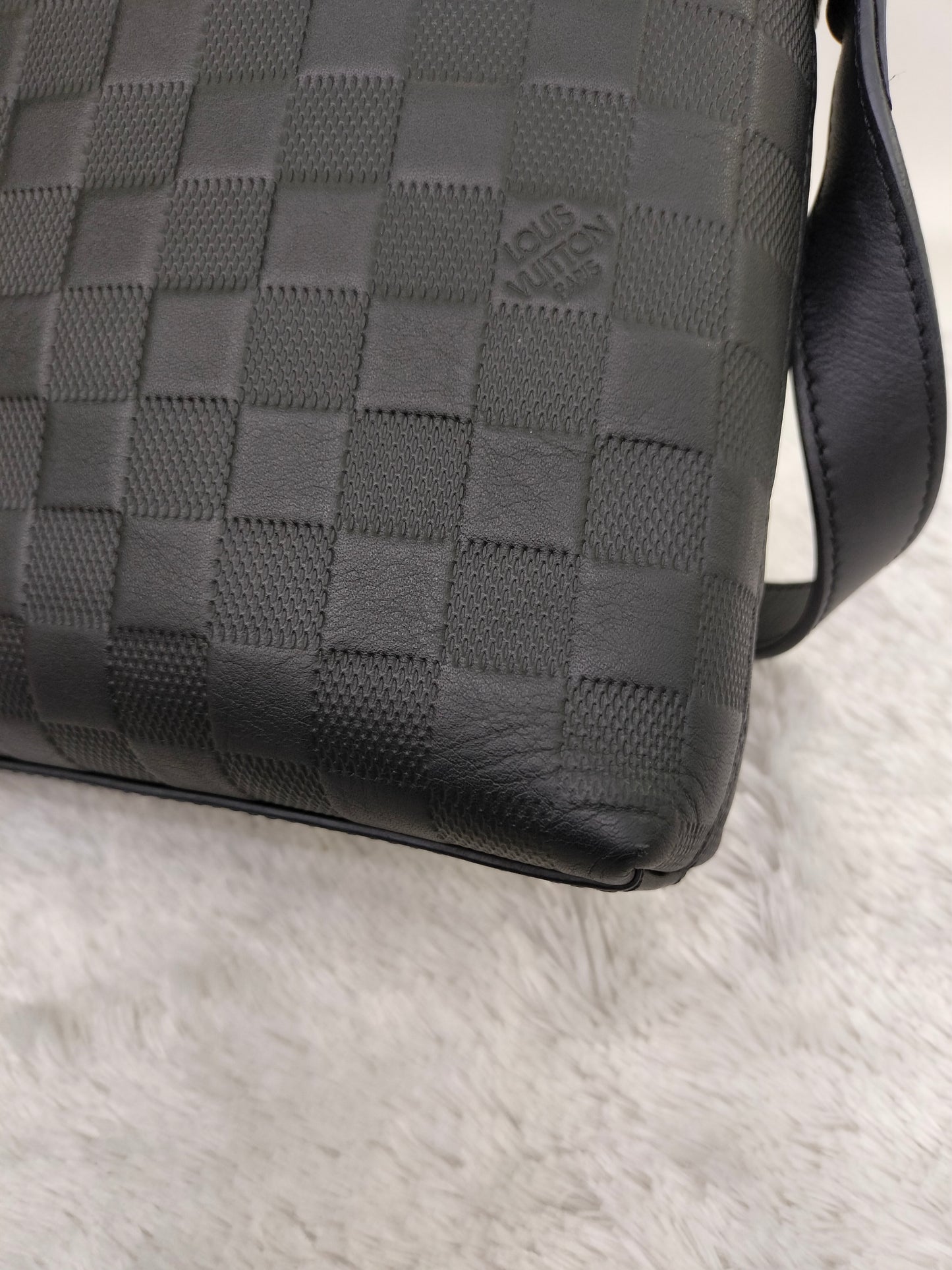 LV District Onyx Damier Infini Black 2017