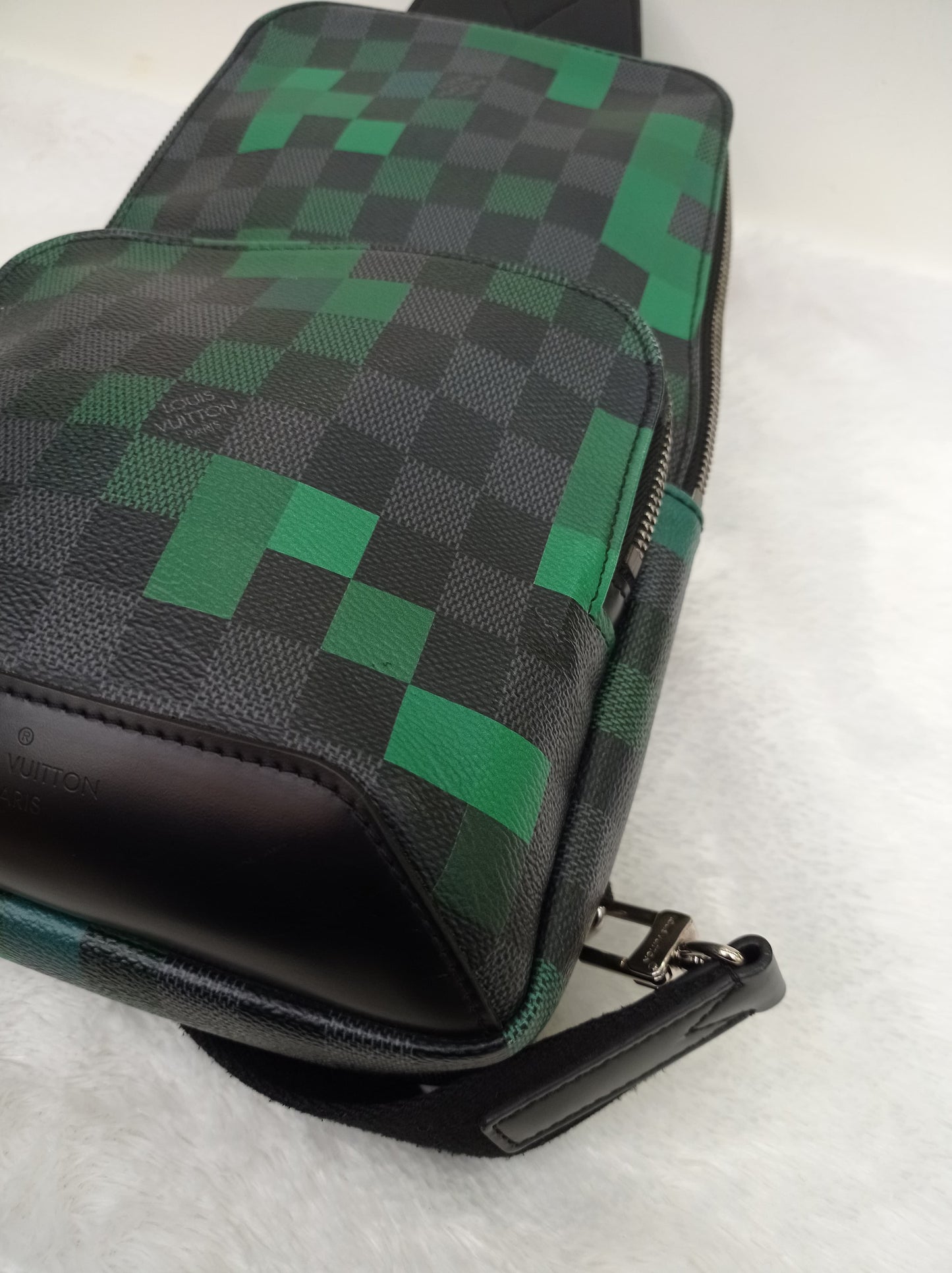 LV Avenue Sling Graphite Pixel Vert 2018