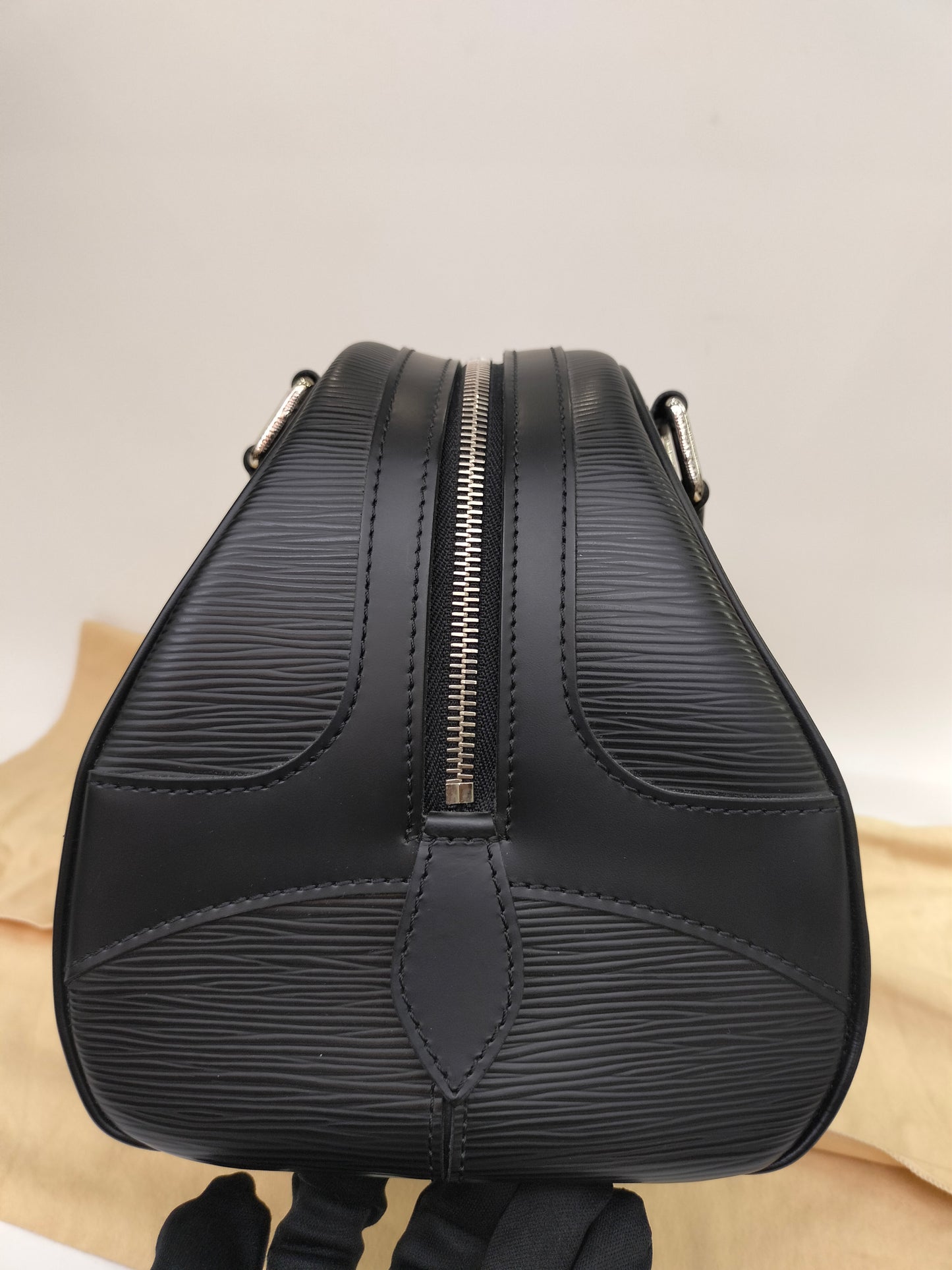 LV Bowling Montaigne PM Epi Noir 2006