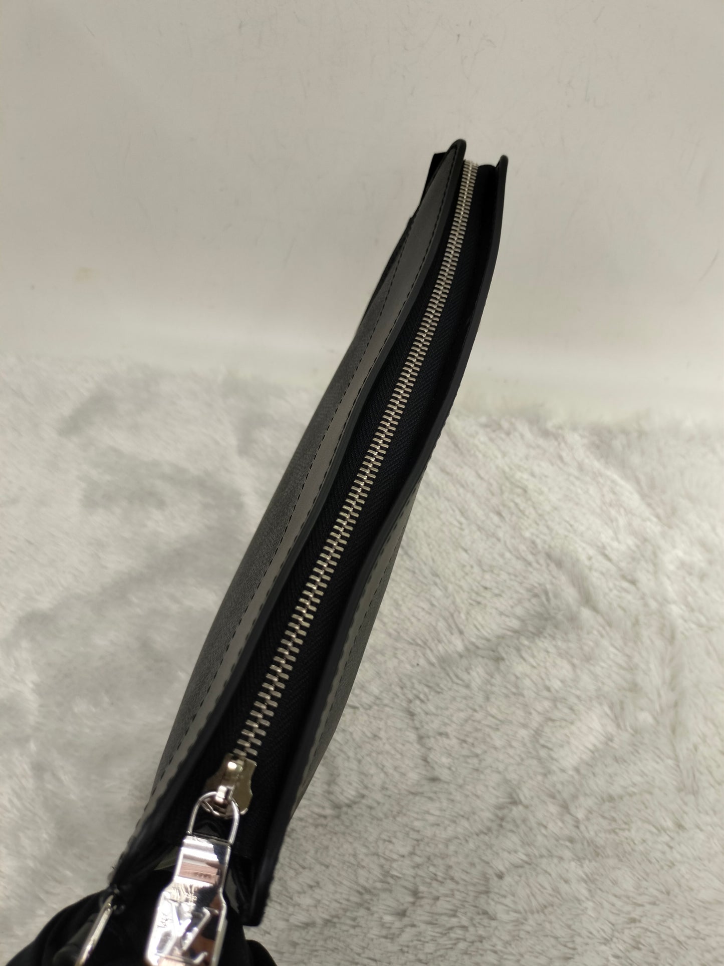 LV Standing Pouch Graphite (CHIP)